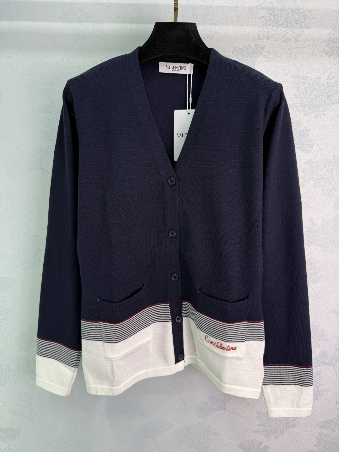 “Smug Female Suit with VA*25 V-Shirt: Embroidered Logo, Striped Design, Comfortable Fit” - 图片 2
