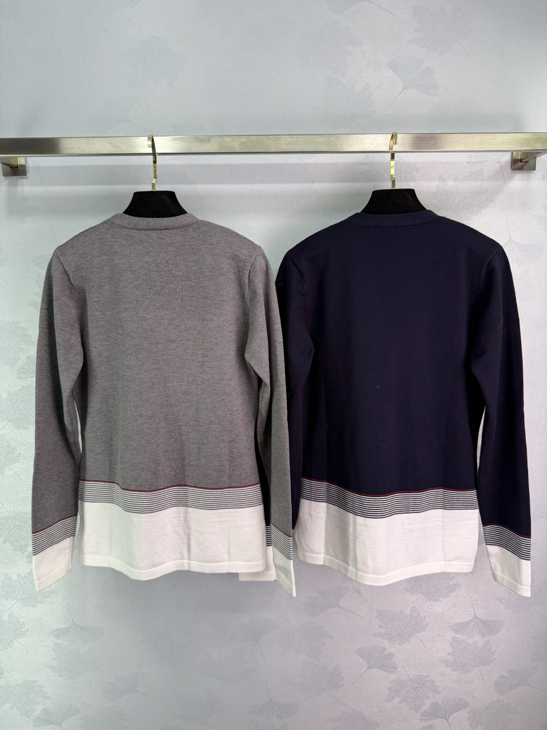 “Smug Female Suit with VA*25 V-Shirt: Embroidered Logo, Striped Design, Comfortable Fit” - 图片 9