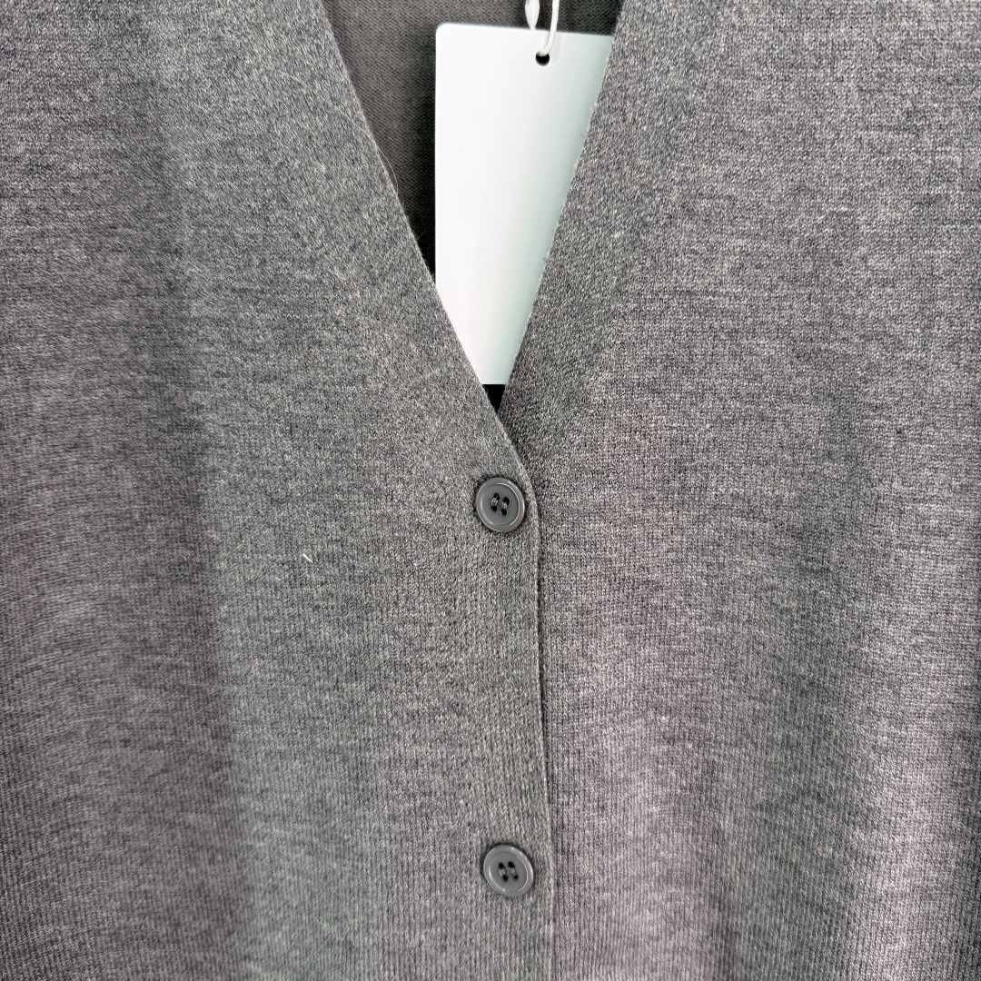 “Smug Female Suit with VA*25 V-Shirt: Embroidered Logo, Striped Design, Comfortable Fit” - 图片 5