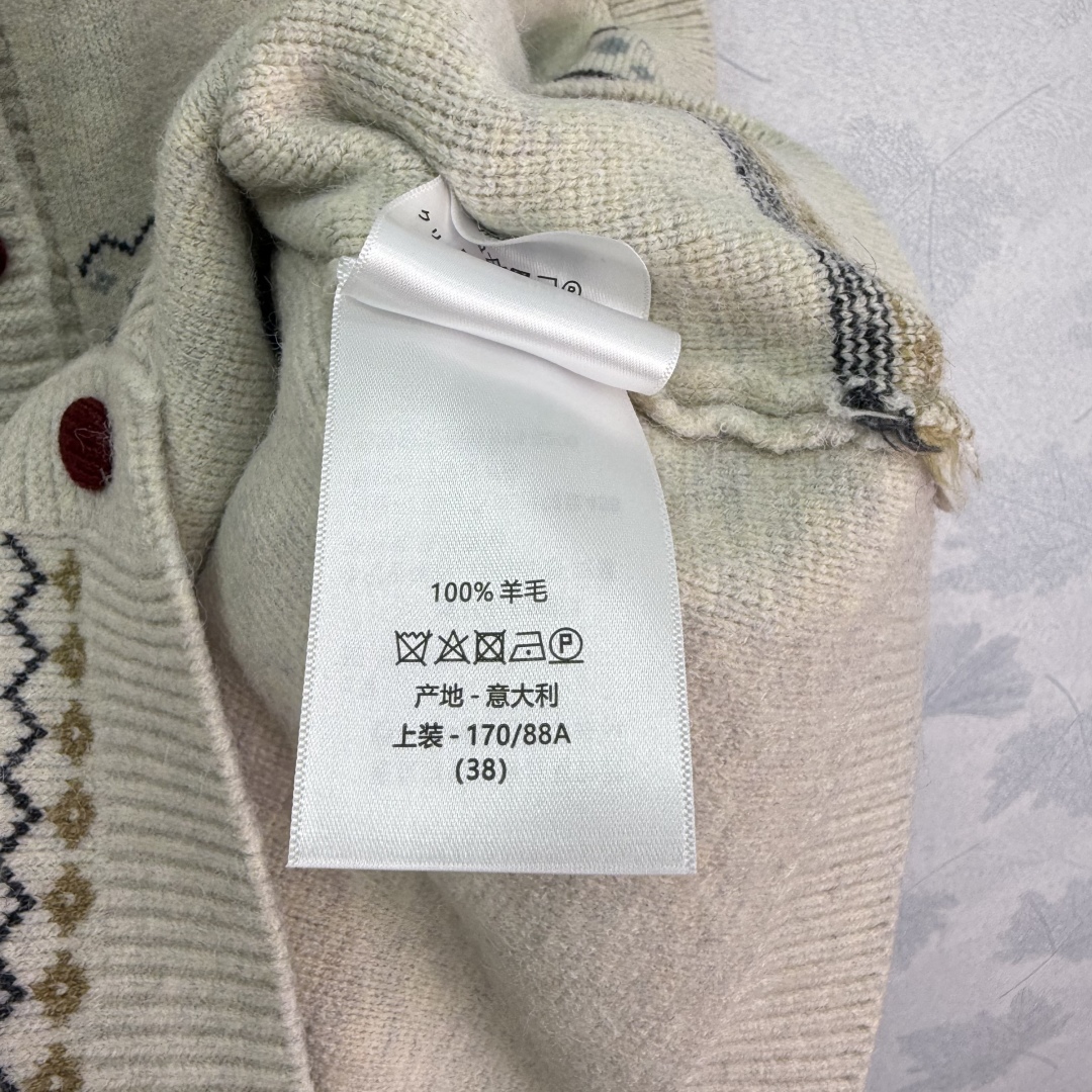 “Original Bad-Ass Female Suit with Swirling Knob Vest: Customized Wool Knit Lines for Daily Commuting” - 图片 8
