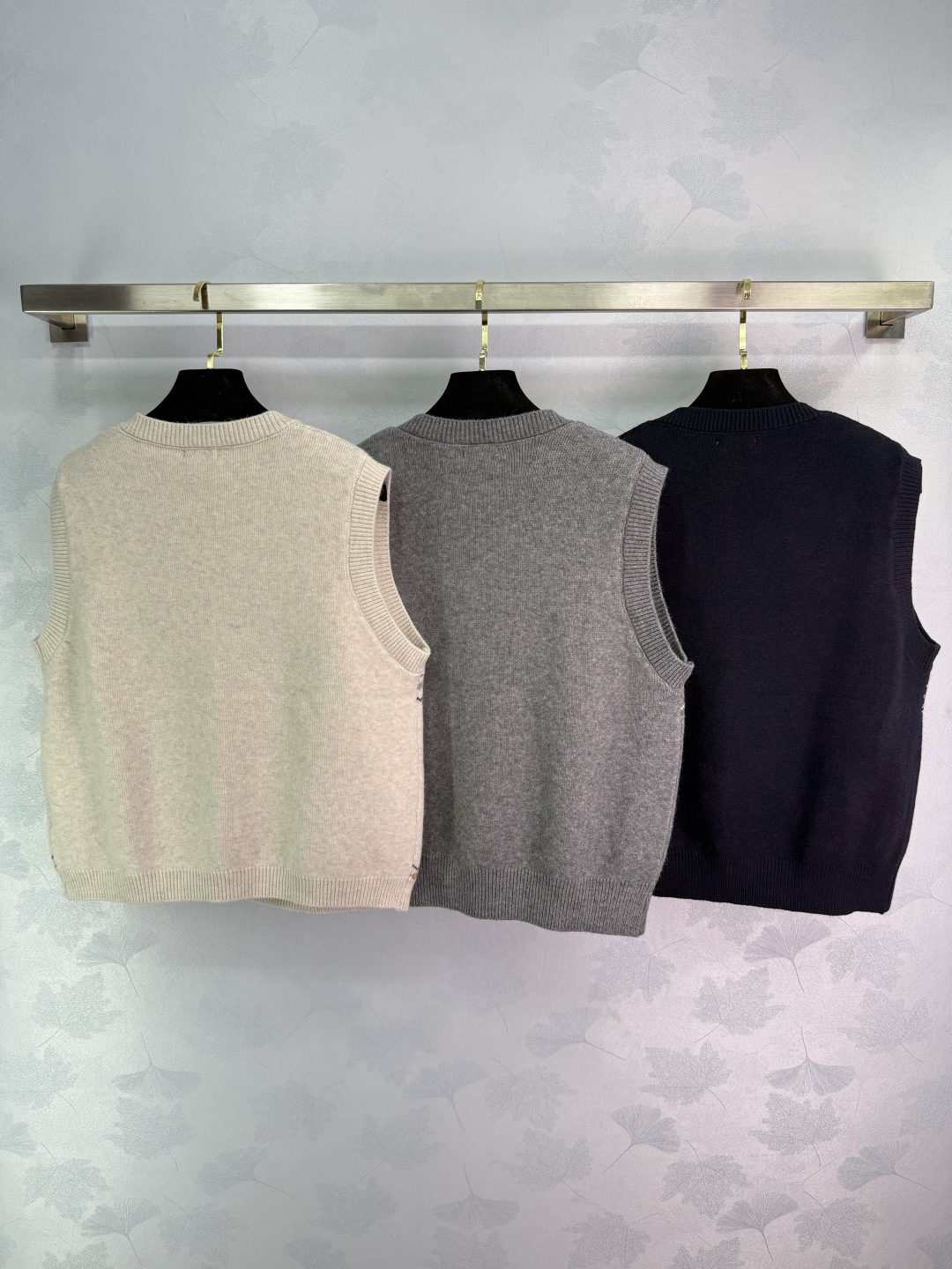 “Original Bad-Ass Female Suit with Swirling Knob Vest: Customized Wool Knit Lines for Daily Commuting” - 图片 9