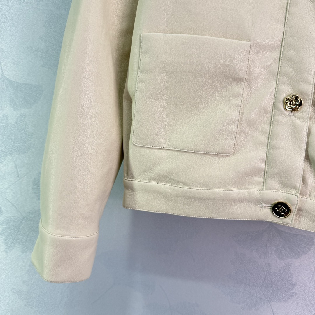 “Custom Tweed Leather Suit with Chanets and Tweezers: Brand Style Highlighted in Broad-Legged Pants” - 图片 7