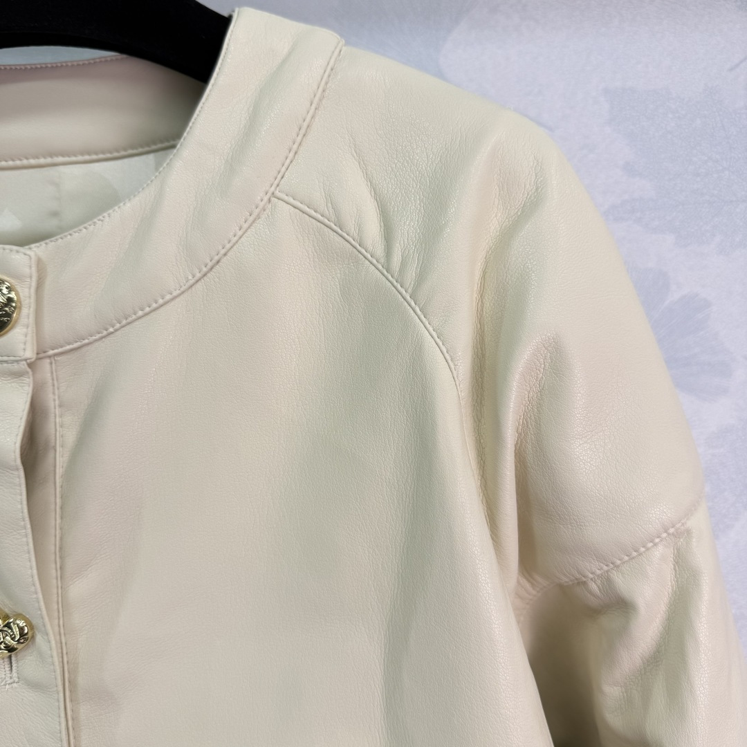 “Custom Tweed Leather Suit with Chanets and Tweezers: Brand Style Highlighted in Broad-Legged Pants” - 图片 3