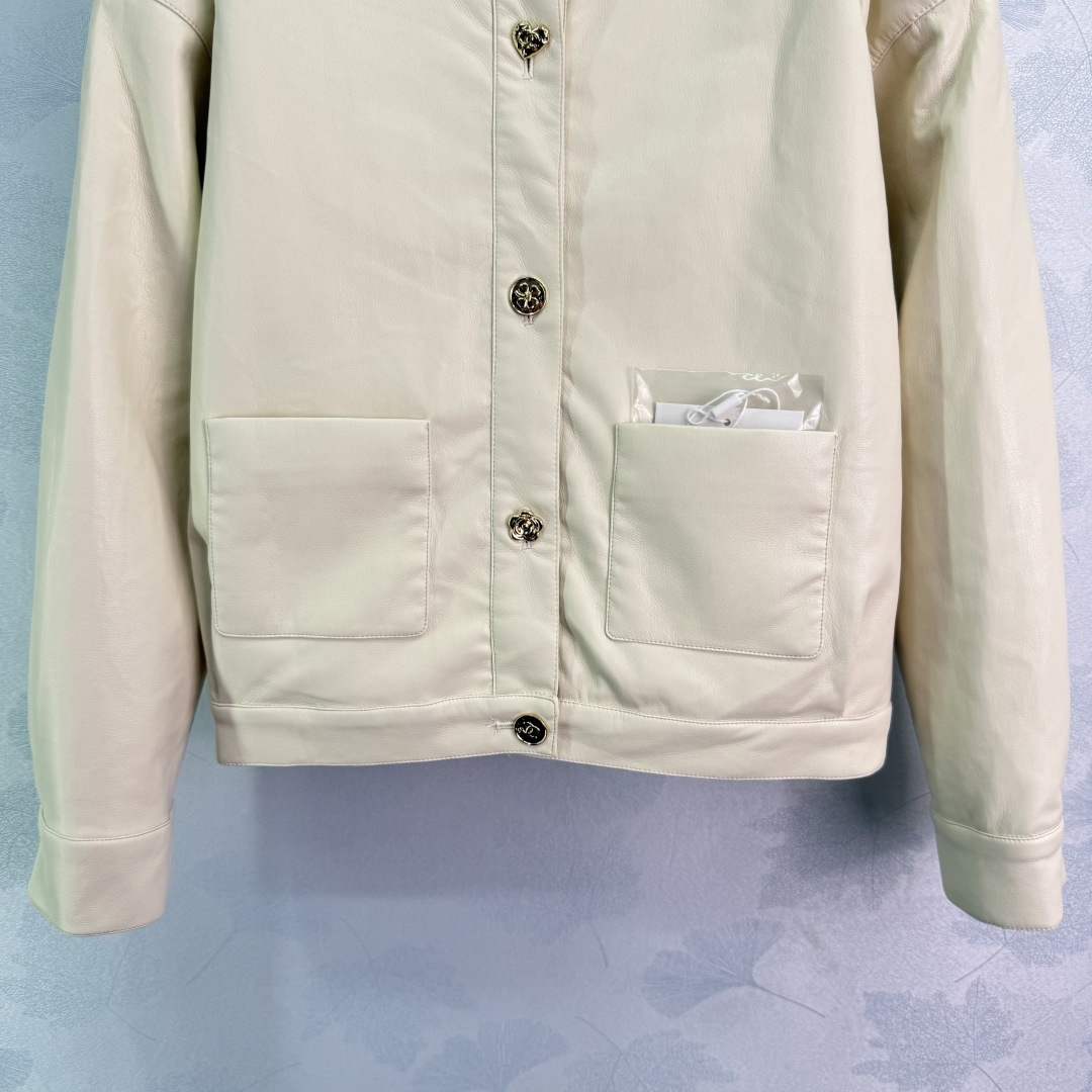 “Custom Tweed Leather Suit with Chanets and Tweezers: Brand Style Highlighted in Broad-Legged Pants” - 图片 6