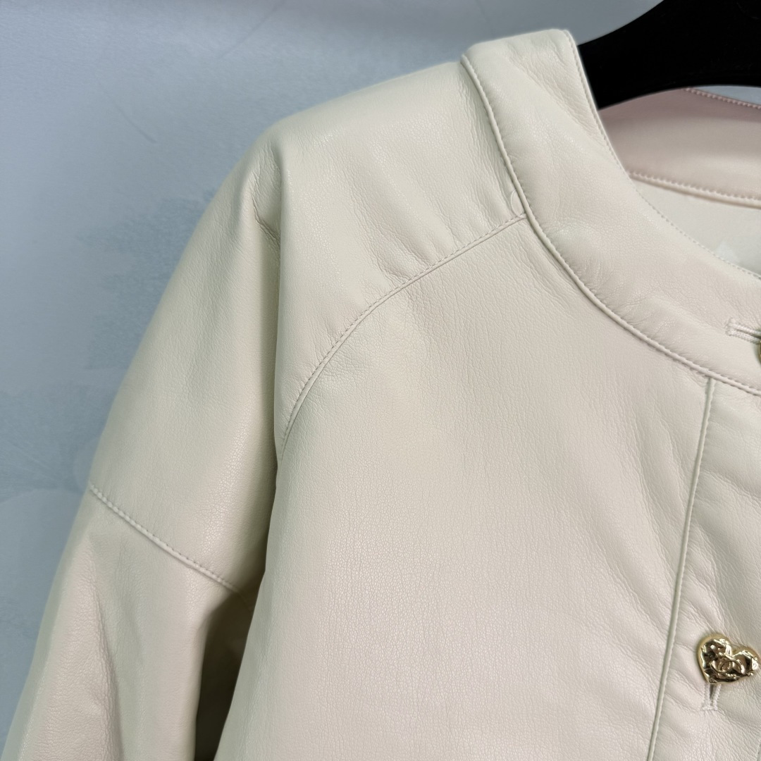 “Custom Tweed Leather Suit with Chanets and Tweezers: Brand Style Highlighted in Broad-Legged Pants” - 图片 4