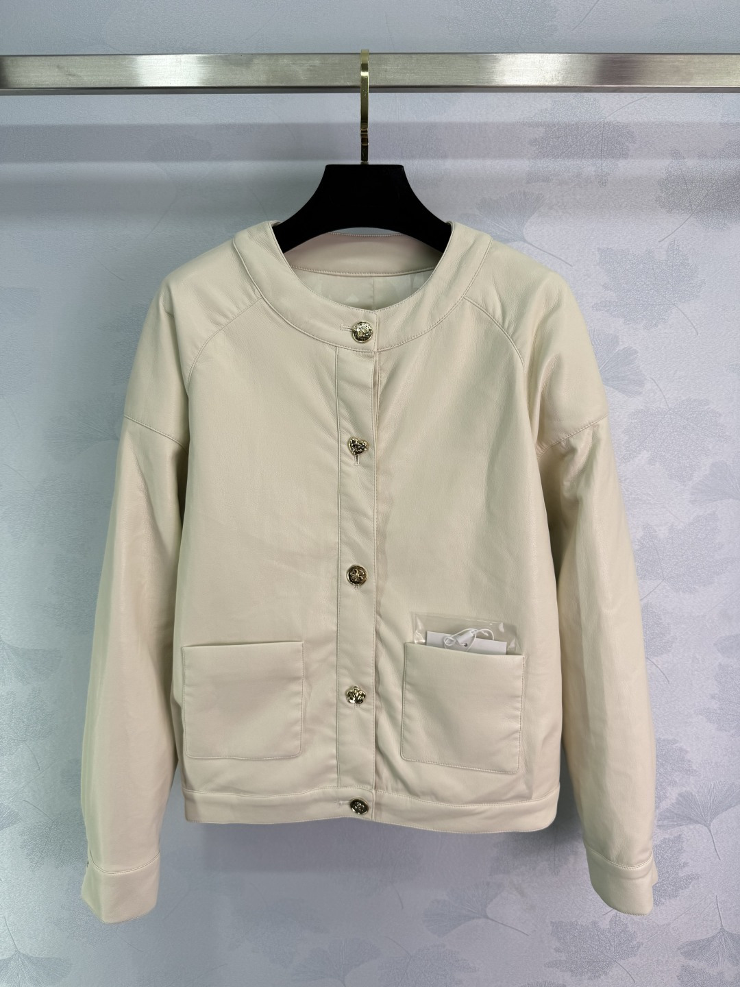 “Custom Tweed Leather Suit with Chanets and Tweezers: Brand Style Highlighted in Broad-Legged Pants” - 图片 1