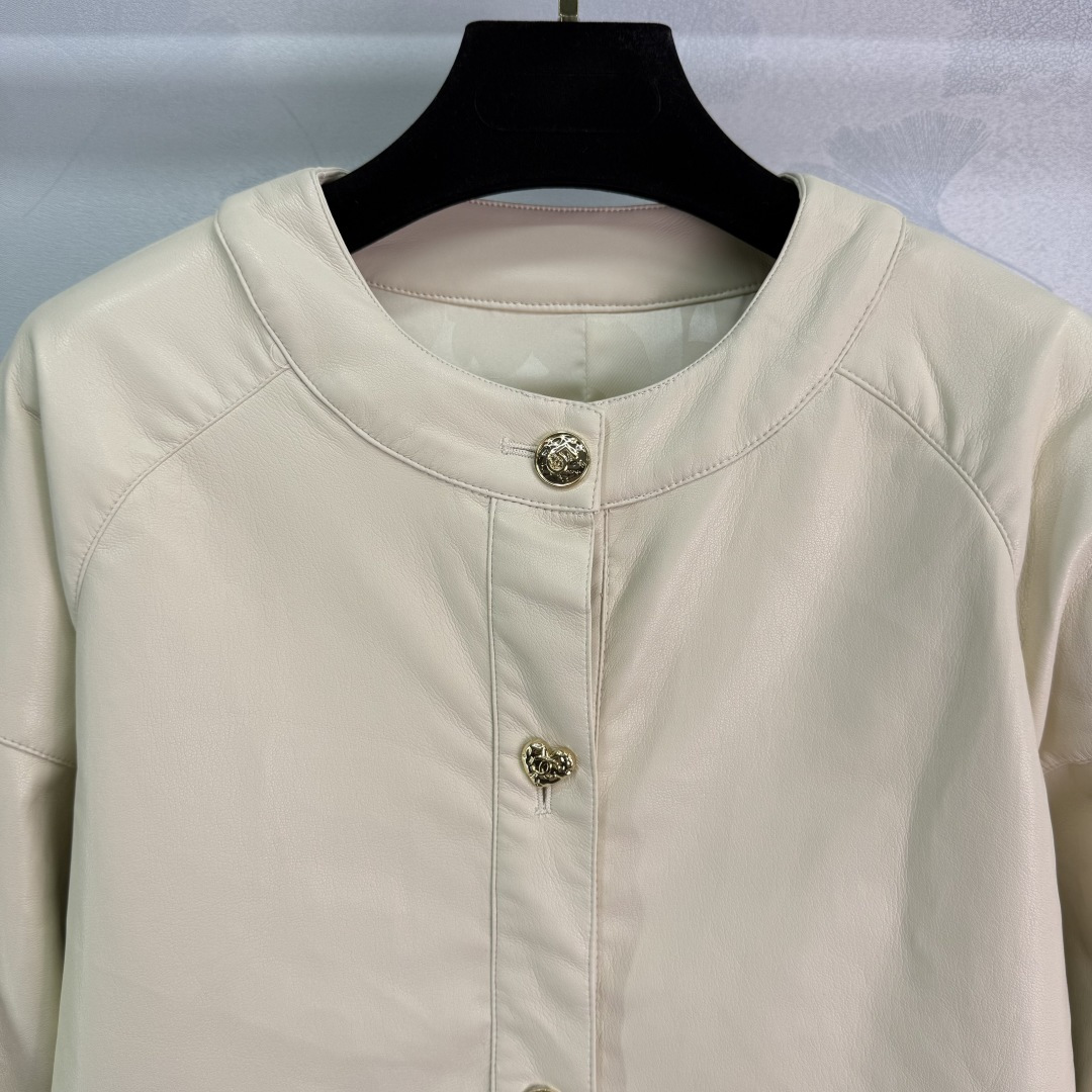 “Custom Tweed Leather Suit with Chanets and Tweezers: Brand Style Highlighted in Broad-Legged Pants” - 图片 2