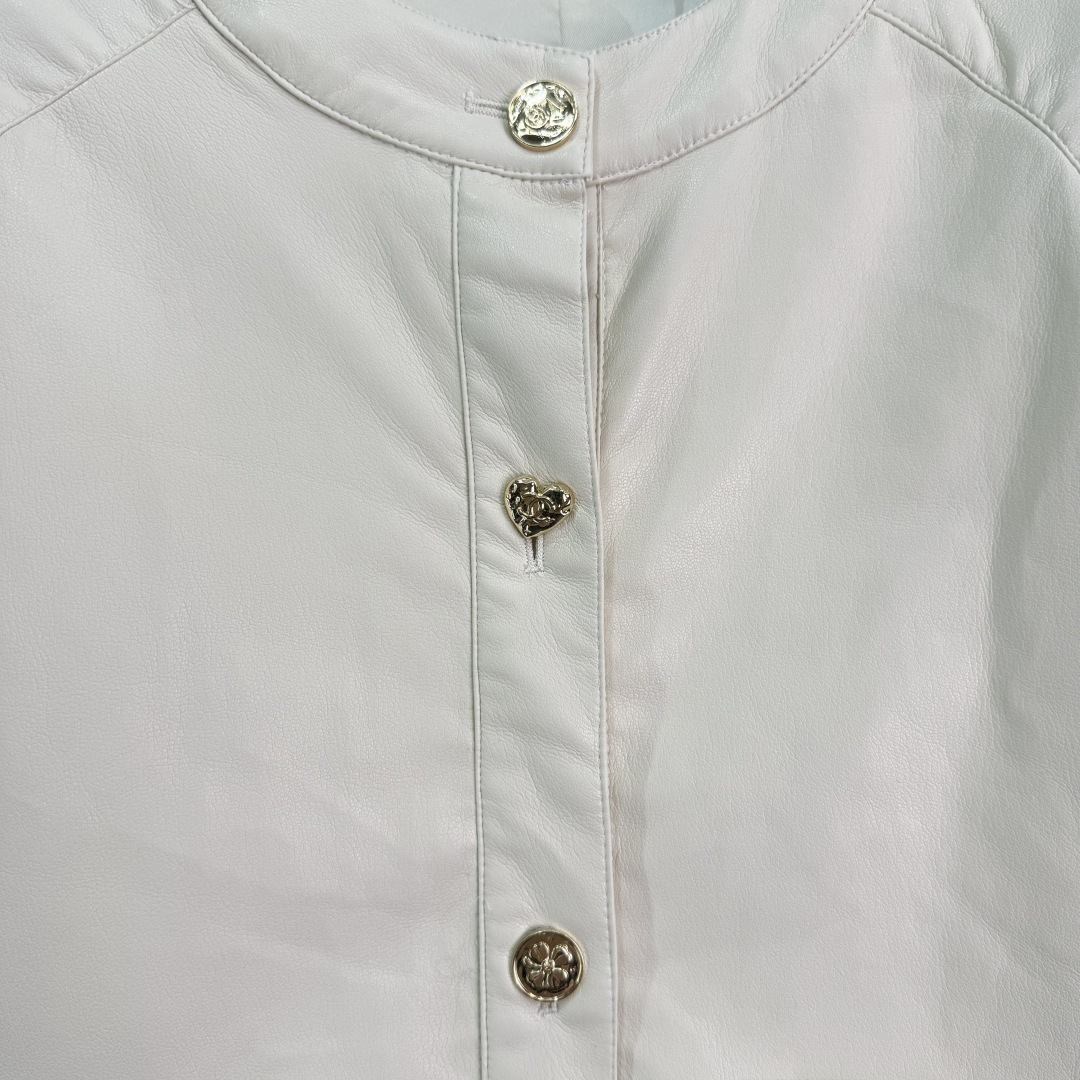 “Custom Tweed Leather Suit with Chanets and Tweezers: Brand Style Highlighted in Broad-Legged Pants” - 图片 5