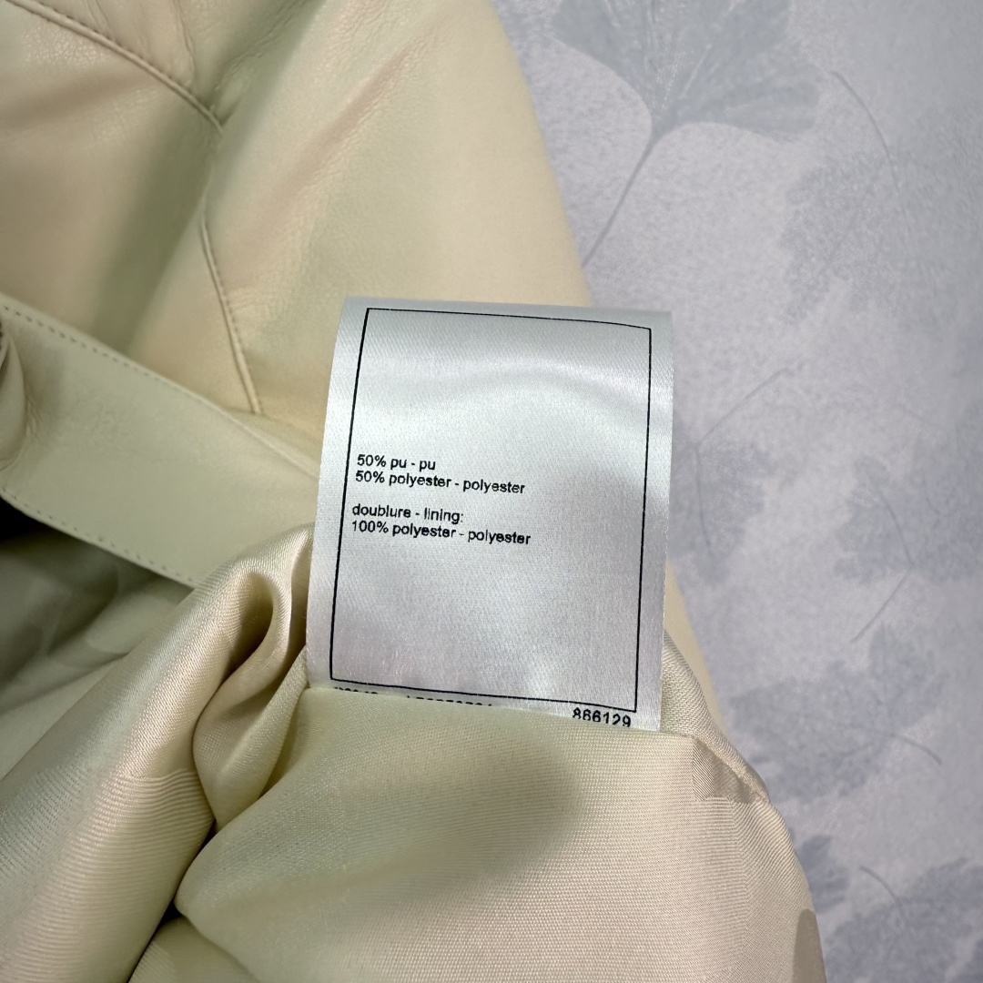 “Custom Tweed Leather Suit with Chanets and Tweezers: Brand Style Highlighted in Broad-Legged Pants” - 图片 8