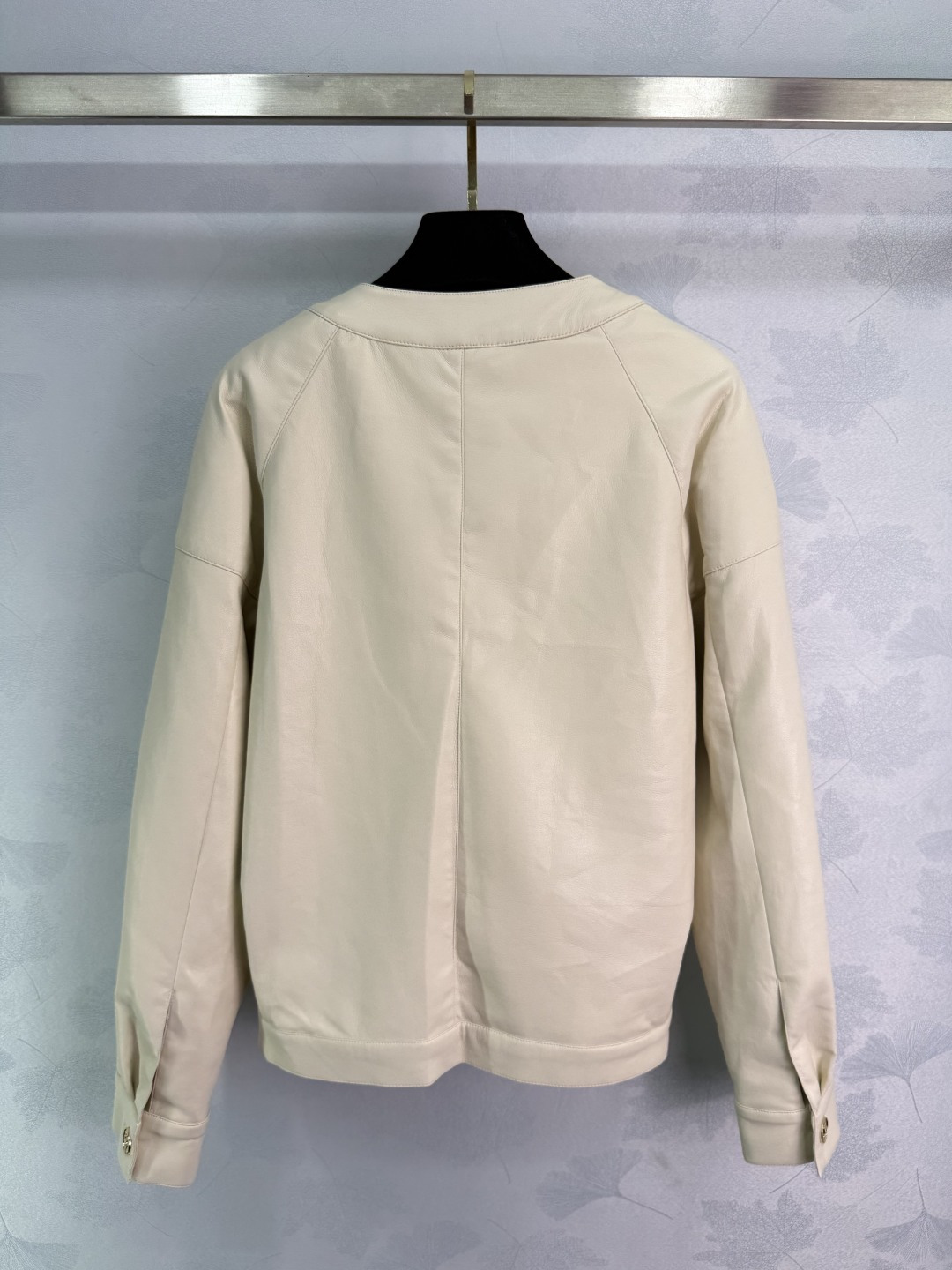 “Custom Tweed Leather Suit with Chanets and Tweezers: Brand Style Highlighted in Broad-Legged Pants” - 图片 9