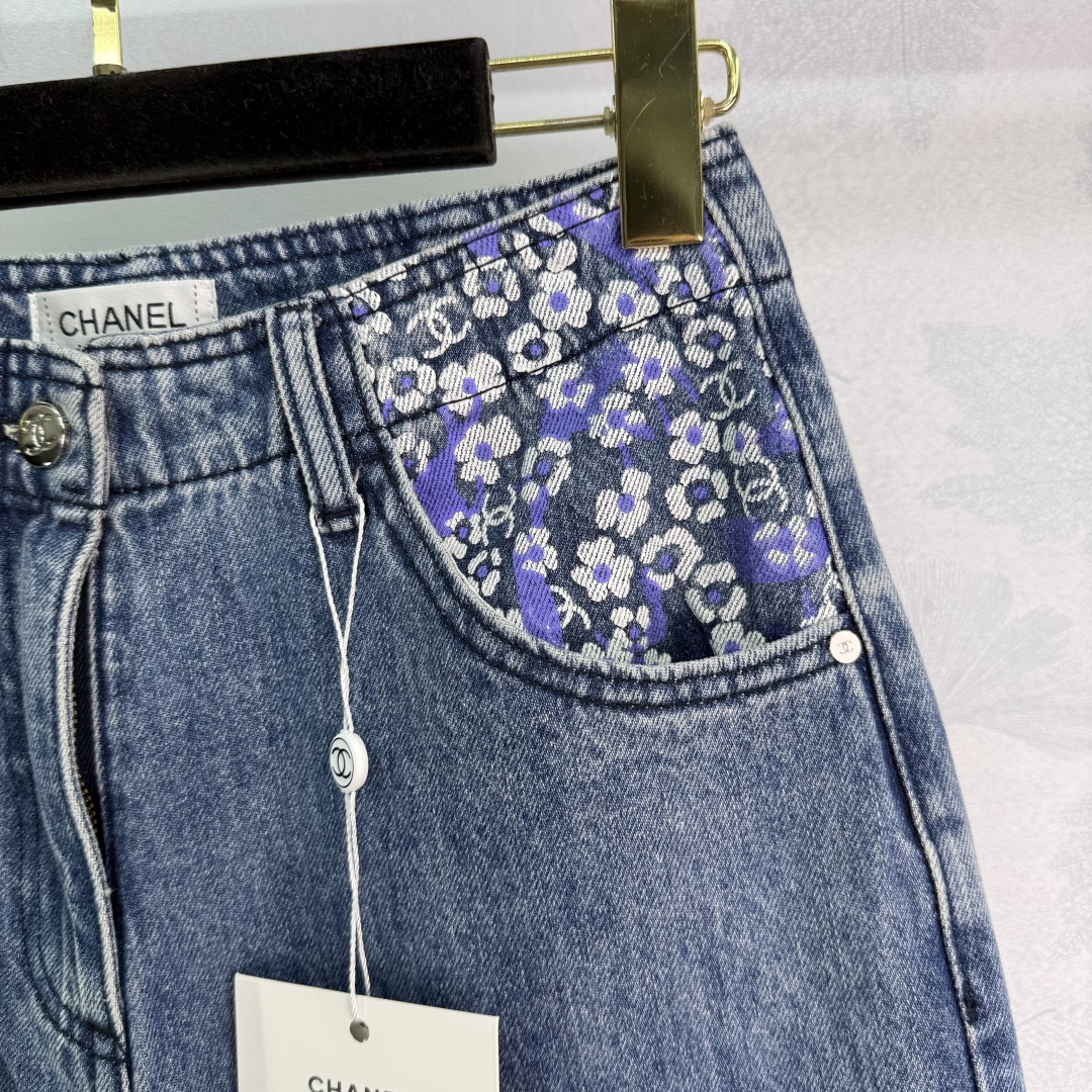 “Women’s One-Size-Fits-All Purple Tattered Pocket T-Shirt with Double-C Signage, High Waist Wide Leg Design” - 图片 3