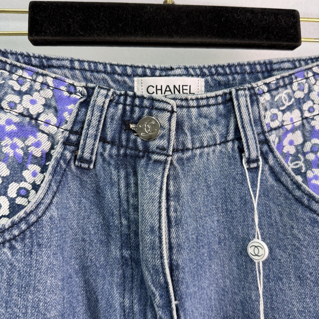 “Women’s One-Size-Fits-All Purple Tattered Pocket T-Shirt with Double-C Signage, High Waist Wide Leg Design” - 图片 5