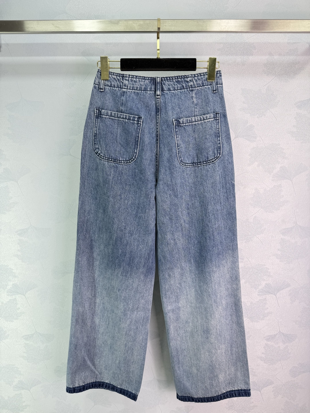 “Women’s One-Size-Fits-All Purple Tattered Pocket T-Shirt with Double-C Signage, High Waist Wide Leg Design” - 图片 8