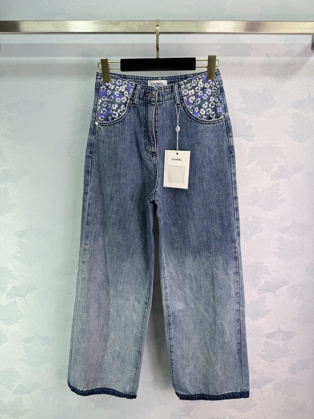 “Women’s One-Size-Fits-All Purple Tattered Pocket T-Shirt with Double-C Signage, High Waist Wide Leg Design” - 图片 1