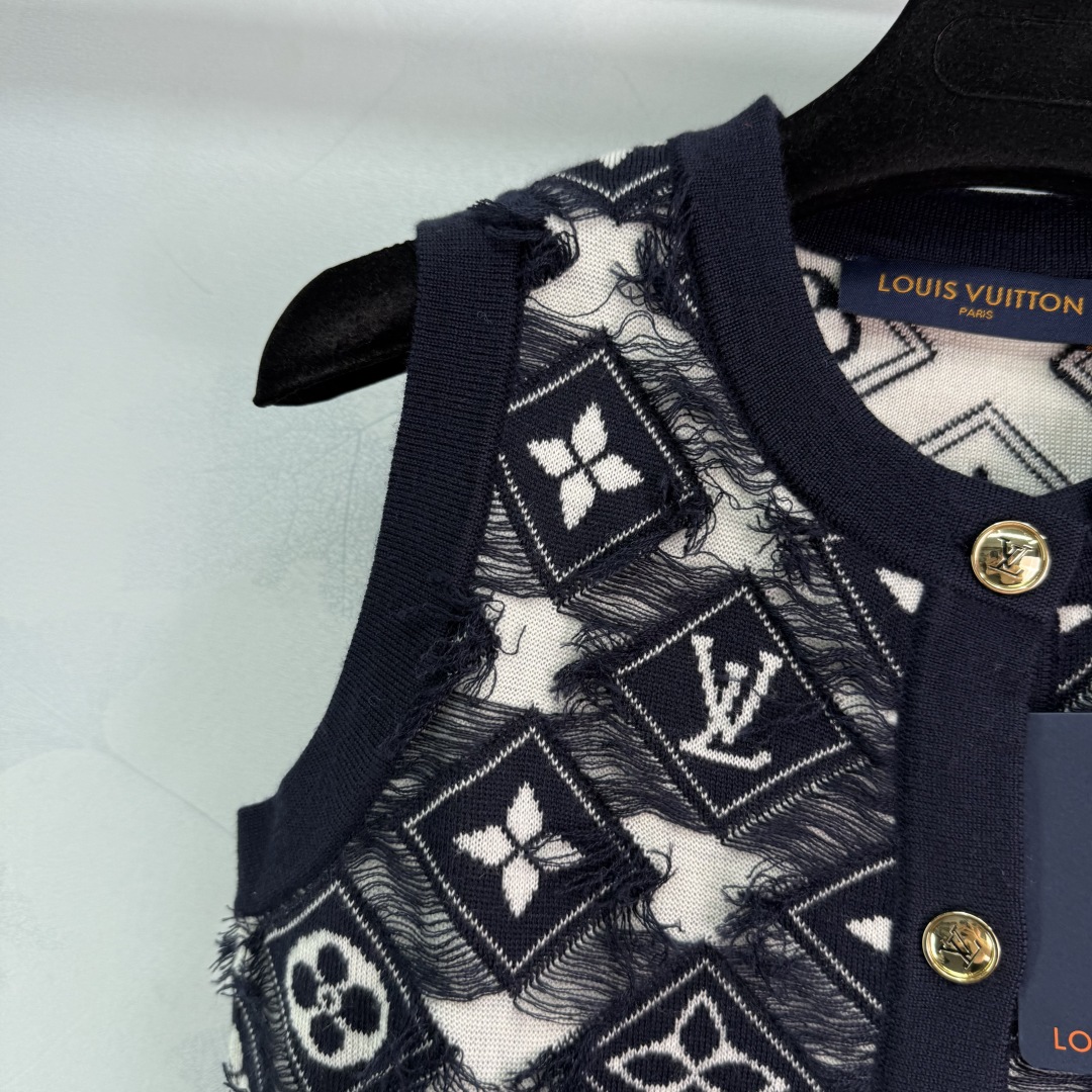 Louis Vuitton Wool Blend Jacquard Knit Vest With Monogram Motif 4 cmp i1757952070276 9717 0 3