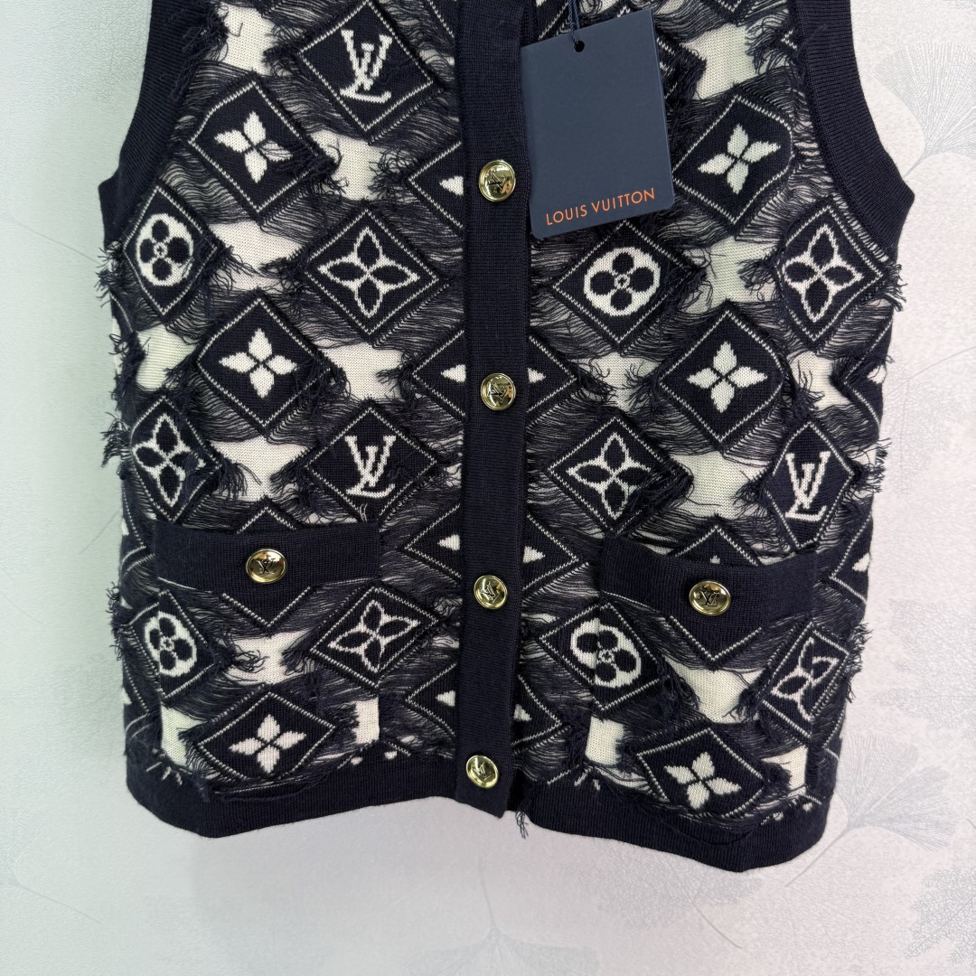 Louis Vuitton Wool Blend Jacquard Knit Vest With Monogram Motif 6 cmp i1757952070280 7992 0 5