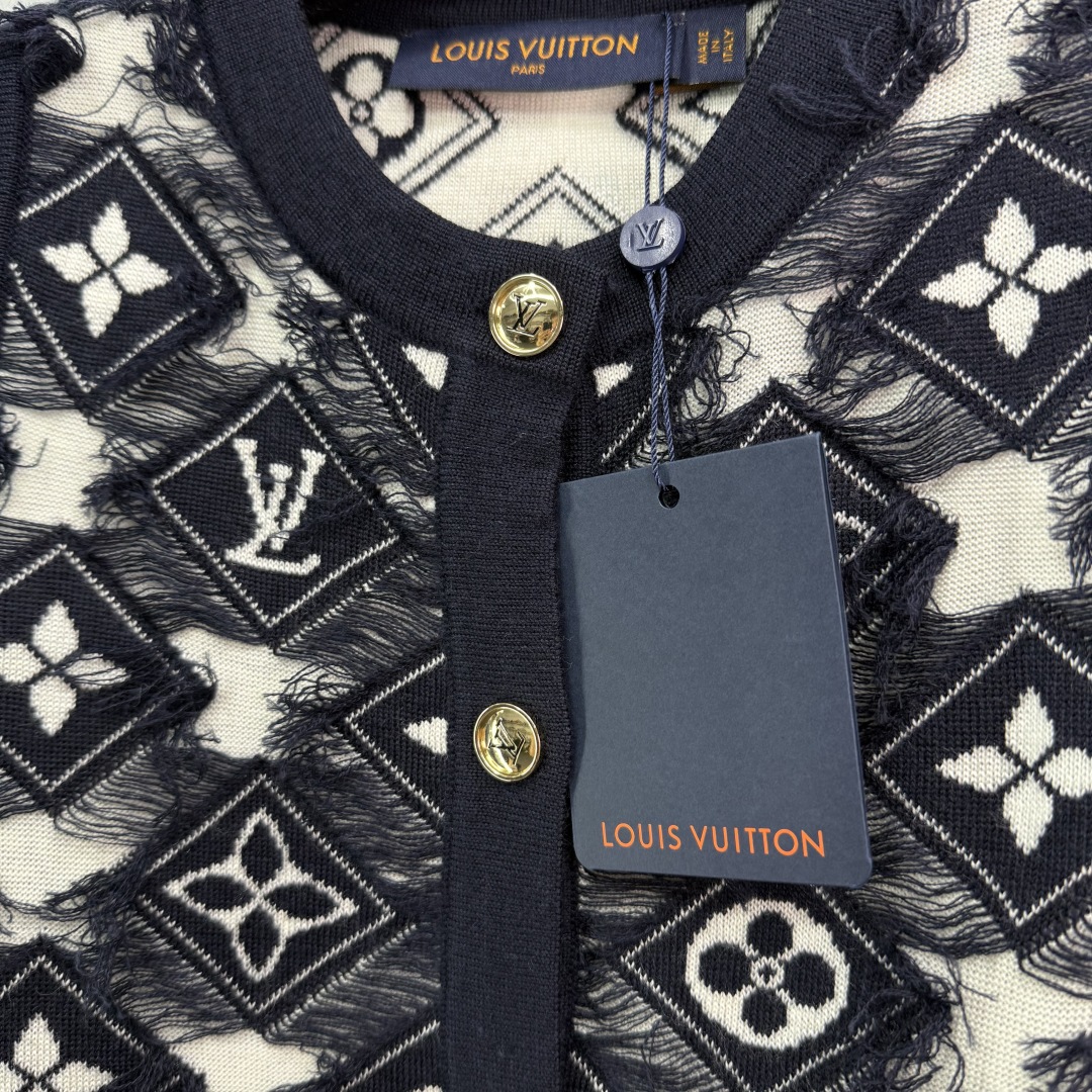 Louis Vuitton Wool Blend Jacquard Knit Vest With Monogram Motif 5 cmp i1757952070285 1483 0 4
