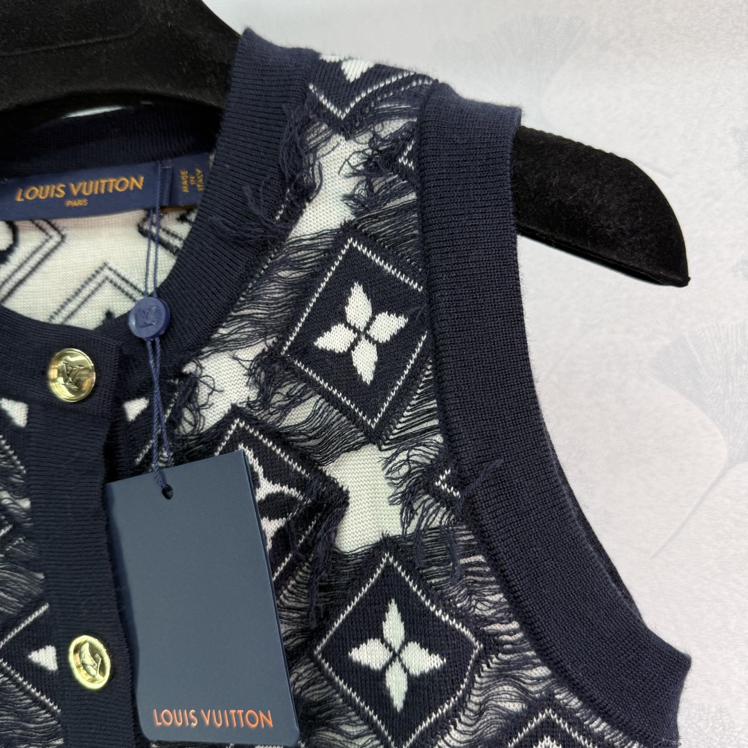 Louis Vuitton Wool Blend Jacquard Knit Vest With Monogram Motif 3 cmp i1757952075738 3209 0 2