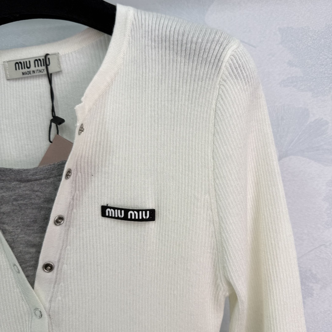 Miu Miu Women's V-Neck Knit Cardigan with Logo - Stylish & Versatile 6 cmp i1760627229846 3912 0 4