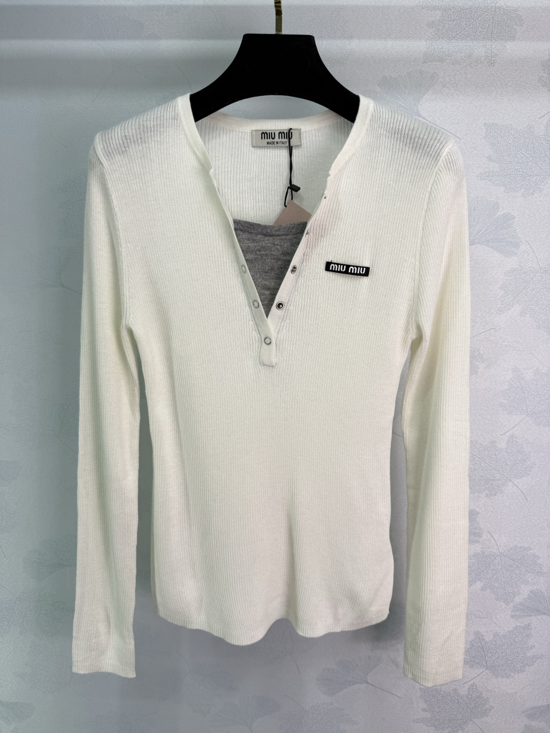 Miu Miu Women's V-Neck Knit Cardigan with Logo - Stylish & Versatile 4 cmp i1760627230424 2093 0 2