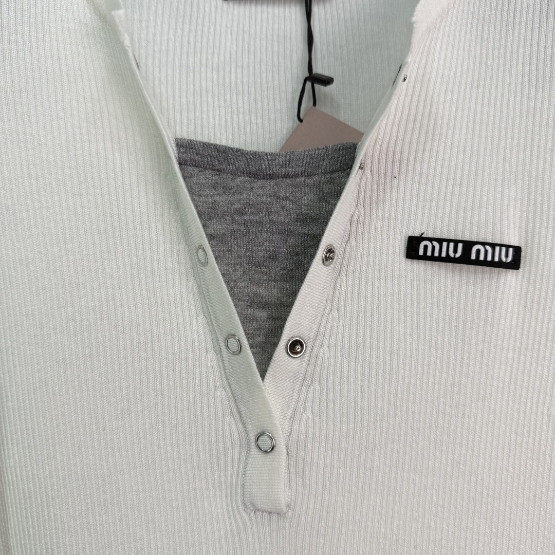 Miu Miu Women's V-Neck Knit Cardigan with Logo - Stylish & Versatile 7 cmp i1760627235358 7499 0 5