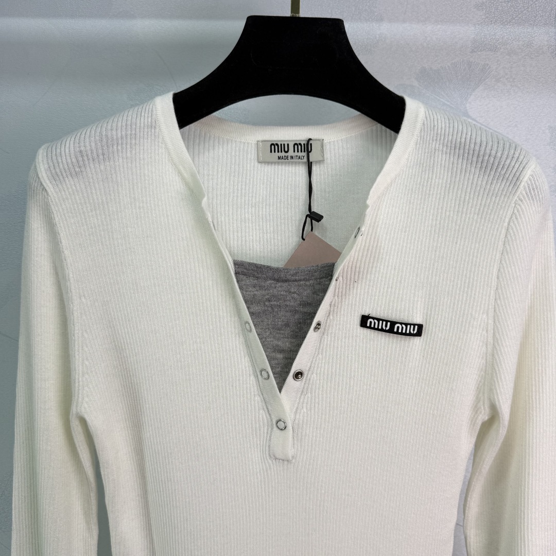 Miu Miu Women's V-Neck Knit Cardigan with Logo - Stylish & Versatile 5 cmp i1760627235371 3851 0 3
