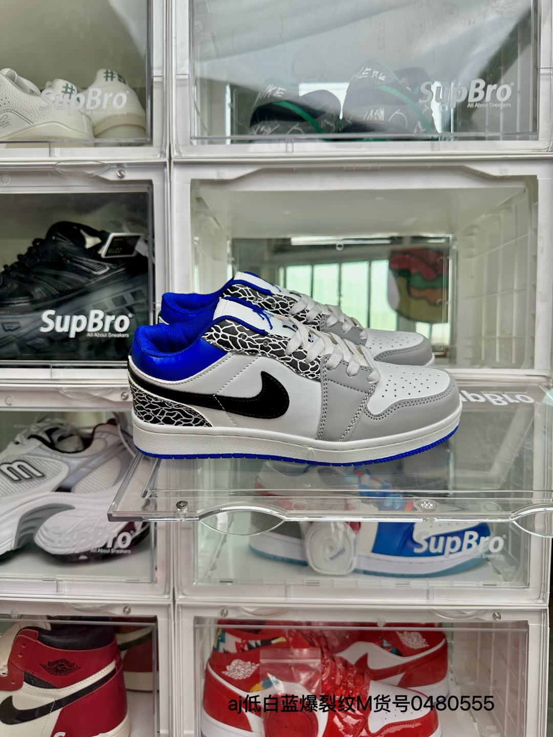 🛒购物价：💰98 aj低白蓝爆裂纹

c高版本套楦工艺 正确版型 尺码36-44 男女码现货 