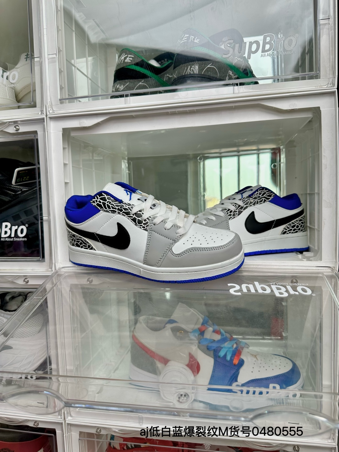 🛒购物价：💰98 aj低白蓝爆裂纹

c高版本套楦工艺 正确版型 尺码36-44 男女码现货 