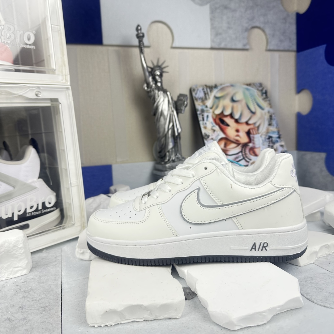 供货价:43💰『空军一号篇』特别推选,原盒真标   空军AF1双勾黑白灰

MA高版本套楦工艺 正确版型 尺码36-44 男女码现货