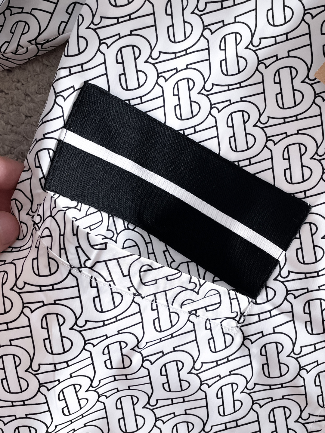 P270 

🌸🌸🌸🌸巴宝莉Burberry    顶级原单 ❗高端面料手感柔软舒适，色泽高端（区别市场硬手感） ❗
 秋冬新款男装休闲夹克外套❗经典的标识进行别具一格的创新演绎，契合了当季最新的设计理念，辨识度颇为鲜明，简约卡其色设计，年轻活力，风格配色可根据实际场景进行自由穿搭，满足于常规正统且包容所有场合的的着装需求，出挑的印花面更适用于出街造型，辨识度鲜明，尽显都市活力色彩，且塑造性和实穿性极高！

以面料和工艺为主导的款，公司订制面料，具备防风特性，舒适性与透气性兼备，上身轻便且无负担感，整体细节品质感超强❗

细节之处尽显匠心工艺，辅料皆为定做，电镀金属拉链及按扣颇为出彩，非常贵奢且高级，做工极为严谨考究，剪裁一流，上身型款十足，轻松驾驭各种身型，穿搭符合过渡季的需求！
颜色：图片色 
尺码：M，L，xL，xxL，xxxL