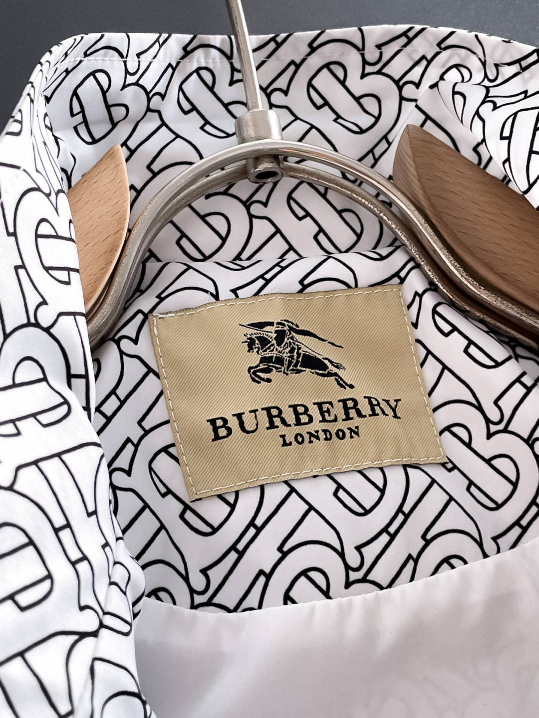 P270 

🌸🌸🌸🌸巴宝莉Burberry    顶级原单 ❗高端面料手感柔软舒适，色泽高端（区别市场硬手感） ❗
 秋冬新款男装休闲夹克外套❗经典的标识进行别具一格的创新演绎，契合了当季最新的设计理念，辨识度颇为鲜明，简约卡其色设计，年轻活力，风格配色可根据实际场景进行自由穿搭，满足于常规正统且包容所有场合的的着装需求，出挑的印花面更适用于出街造型，辨识度鲜明，尽显都市活力色彩，且塑造性和实穿性极高！

以面料和工艺为主导的款，公司订制面料，具备防风特性，舒适性与透气性兼备，上身轻便且无负担感，整体细节品质感超强❗

细节之处尽显匠心工艺，辅料皆为定做，电镀金属拉链及按扣颇为出彩，非常贵奢且高级，做工极为严谨考究，剪裁一流，上身型款十足，轻松驾驭各种身型，穿搭符合过渡季的需求！
颜色：图片色 
尺码：M，L，xL，xxL，xxxL