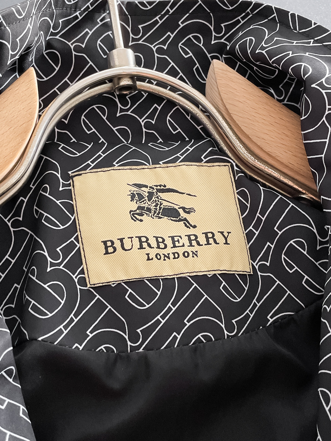 P270
🌸🌸🌸🌸巴宝莉Burberry 顶级原单 ❗高端面料手感柔软舒适,色泽高端(区别市场硬手感) ❗
秋冬新款男装休闲夹克外套❗经典的标识进行别具一格的创新演绎,契合了当季最新的设计理念,辨识度颇为鲜明,简约卡其色设计,年轻活力,风格配色可根据实际场景进行自由穿搭,满足于常规正统且包容所有场合的的着装需求,出挑的印花面更适用于出街造型,辨识度鲜明,尽显都市活力色彩,且塑造性和实穿性极高!
以面料和工艺为主导的款,公司订制面料,具备防风特性,舒适性与透气性兼备,上身轻便且无负担感,整体细节品质感超强❗
细节之处尽显匠心工艺,辅料皆为定做,电镀金属拉链及按扣颇为出彩,非常贵奢且高级,做工极为严谨考究,剪裁一流,上身型款十足,轻松驾驭各种身型,穿搭符合过渡季的需求!
颜色:图片色
尺码:M,L,xL,xxL,xxxL