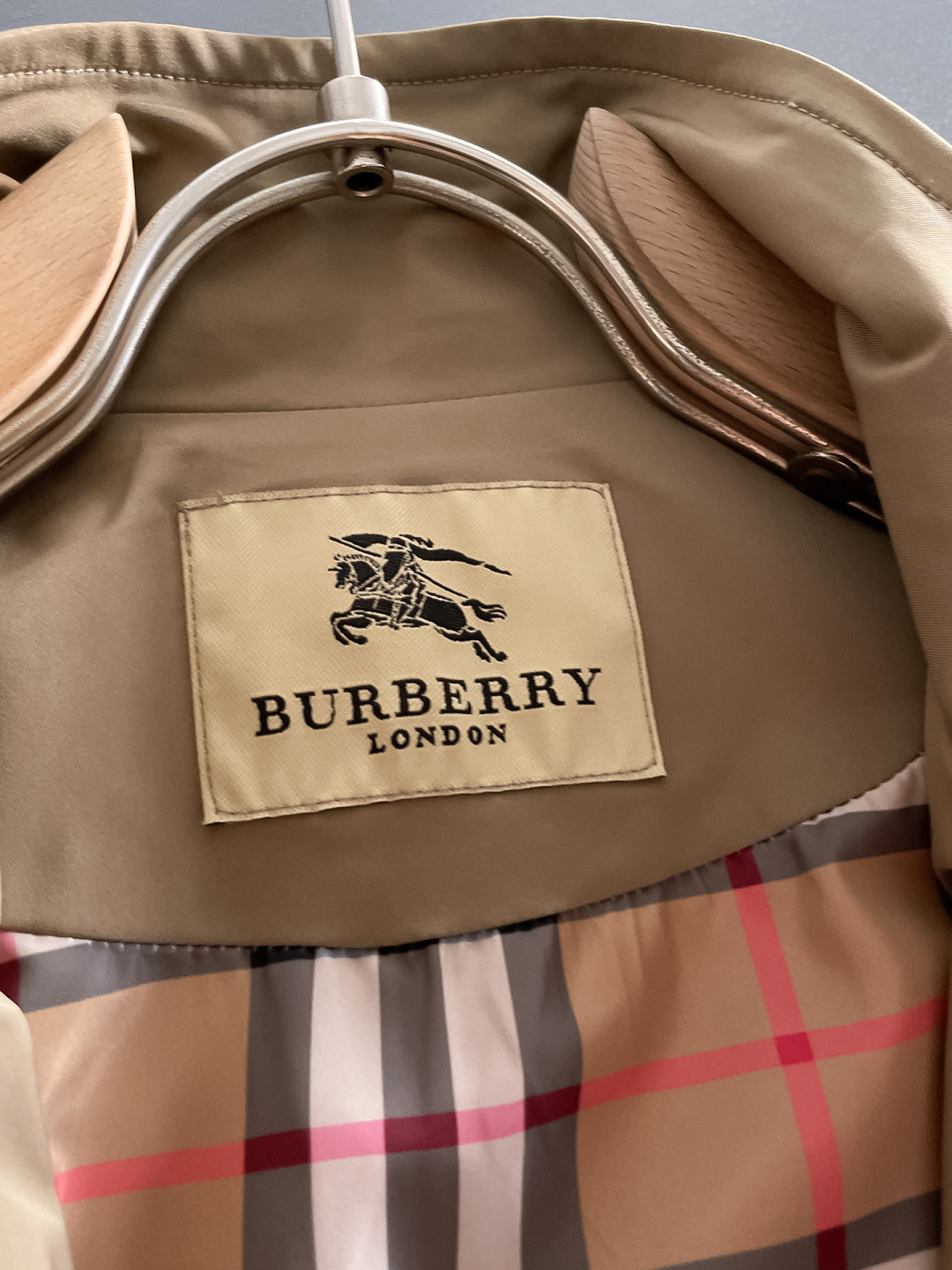 P270 

🌸🌸🌸🌸巴宝莉Burberry    顶级原单 ❗高端面料手感柔软舒适，色泽高端（区别市场硬手感） ❗
 秋冬新款男装休闲夹克外套❗经典的标识进行别具一格的创新演绎，契合了当季最新的设计理念，辨识度颇为鲜明，简约卡其色设计，年轻活力，风格配色可根据实际场景进行自由穿搭，满足于常规正统且包容所有场合的的着装需求，出挑的印花面更适用于出街造型，辨识度鲜明，尽显都市活力色彩，且塑造性和实穿性极高！

以面料和工艺为主导的款，公司订制面料，具备防风特性，舒适性与透气性兼备，上身轻便且无负担感，整体细节品质感超强❗

细节之处尽显匠心工艺，辅料皆为定做，电镀金属拉链及按扣颇为出彩，非常贵奢且高级，做工极为严谨考究，剪裁一流，上身型款十足，轻松驾驭各种身型，穿搭符合过渡季的需求！
颜色：图片色 
尺码：M，L，xL，xxL，xxxL