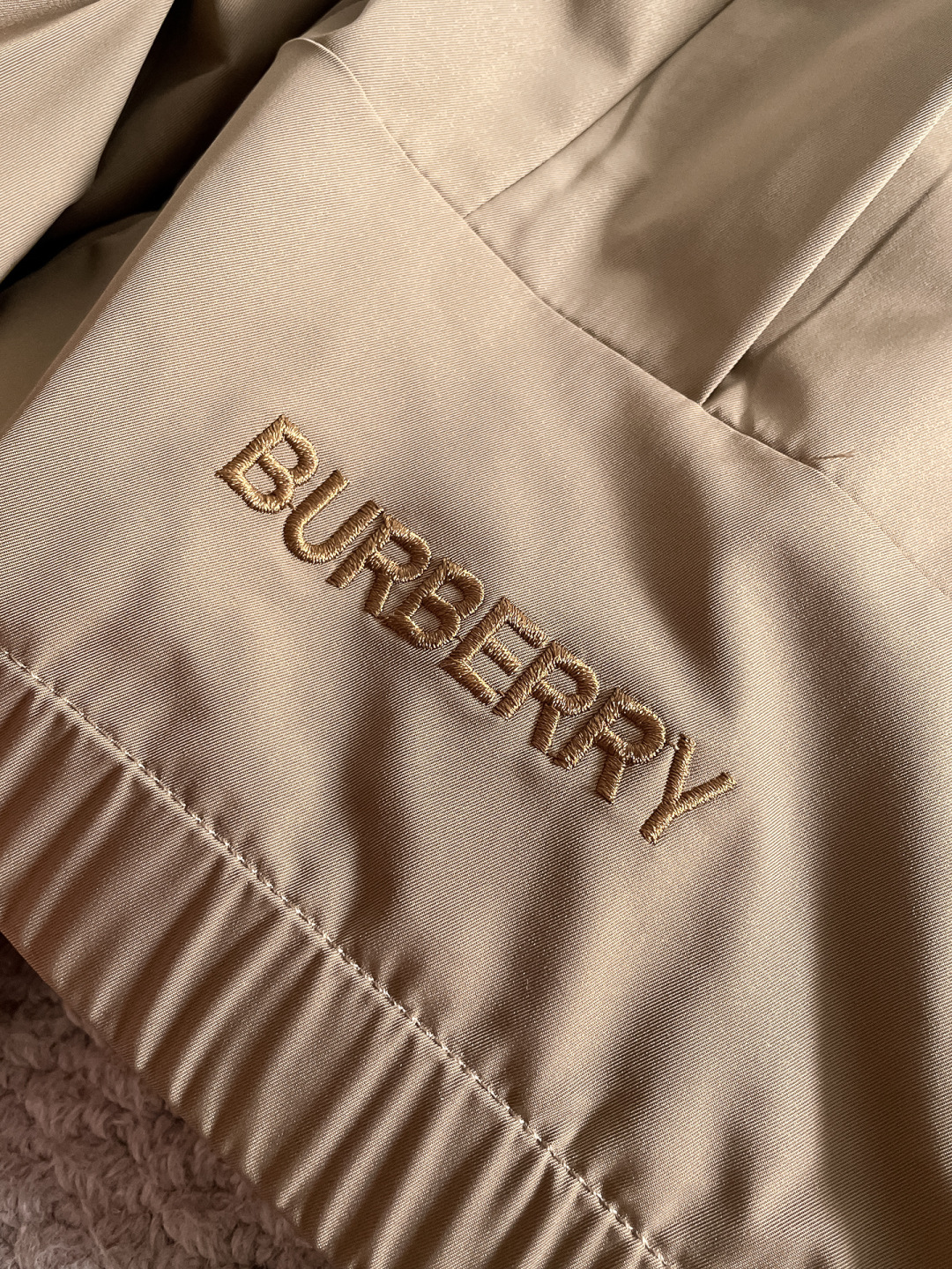 P270 

🌸🌸🌸🌸巴宝莉Burberry    顶级原单 ❗高端面料手感柔软舒适，色泽高端（区别市场硬手感） ❗
 秋冬新款男装休闲夹克外套❗经典的标识进行别具一格的创新演绎，契合了当季最新的设计理念，辨识度颇为鲜明，简约卡其色设计，年轻活力，风格配色可根据实际场景进行自由穿搭，满足于常规正统且包容所有场合的的着装需求，出挑的印花面更适用于出街造型，辨识度鲜明，尽显都市活力色彩，且塑造性和实穿性极高！

以面料和工艺为主导的款，公司订制面料，具备防风特性，舒适性与透气性兼备，上身轻便且无负担感，整体细节品质感超强❗

细节之处尽显匠心工艺，辅料皆为定做，电镀金属拉链及按扣颇为出彩，非常贵奢且高级，做工极为严谨考究，剪裁一流，上身型款十足，轻松驾驭各种身型，穿搭符合过渡季的需求！
颜色：图片色 
尺码：M，L，xL，xxL，xxxL