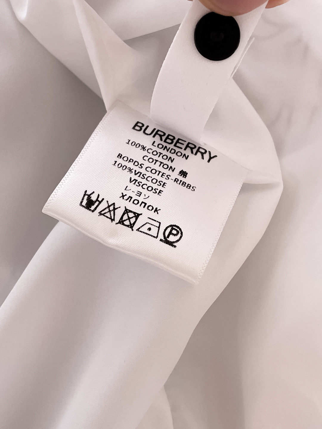 P270 

🌸🌸🌸🌸巴宝莉Burberry    顶级原单 ❗高端面料手感柔软舒适，色泽高端（区别市场硬手感） ❗
 秋冬新款男装休闲夹克外套❗经典的标识进行别具一格的创新演绎，契合了当季最新的设计理念，辨识度颇为鲜明，简约卡其色设计，年轻活力，风格配色可根据实际场景进行自由穿搭，满足于常规正统且包容所有场合的的着装需求，出挑的印花面更适用于出街造型，辨识度鲜明，尽显都市活力色彩，且塑造性和实穿性极高！

以面料和工艺为主导的款，公司订制面料，具备防风特性，舒适性与透气性兼备，上身轻便且无负担感，整体细节品质感超强❗

细节之处尽显匠心工艺，辅料皆为定做，电镀金属拉链及按扣颇为出彩，非常贵奢且高级，做工极为严谨考究，剪裁一流，上身型款十足，轻松驾驭各种身型，穿搭符合过渡季的需求！
颜色：图片色 
尺码：M，L，xL，xxL，xxxL