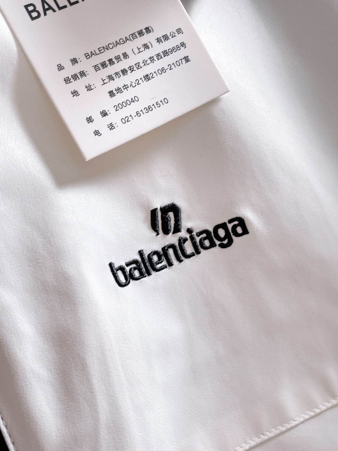 P270 

🌸🌸🌸🌸巴黎世家Balenciaga  顶级原单 ❗高端面料手感柔软舒适，色泽高端（区别市场硬手感） ❗
 秋冬新款男装休闲夹克外套❗经典的标识进行别具一格的创新演绎，契合了当季最新的设计理念，辨识度颇为鲜明，简约卡其色设计，年轻活力，风格配色可根据实际场景进行自由穿搭，满足于常规正统且包容所有场合的的着装需求，出挑的印花面更适用于出街造型，辨识度鲜明，尽显都市活力色彩，且塑造性和实穿性极高！

以面料和工艺为主导的款，公司订制面料，具备防风特性，舒适性与透气性兼备，上身轻便且无负担感，整体细节品质感超强❗

细节之处尽显匠心工艺，辅料皆为定做，电镀金属拉链及按扣颇为出彩，非常贵奢且高级，做工极为严谨考究，剪裁一流，上身型款十足，轻松驾驭各种身型，穿搭符合过渡季的需求！
颜色：图片色 
尺码：M，L，xL，xxL，xxxL