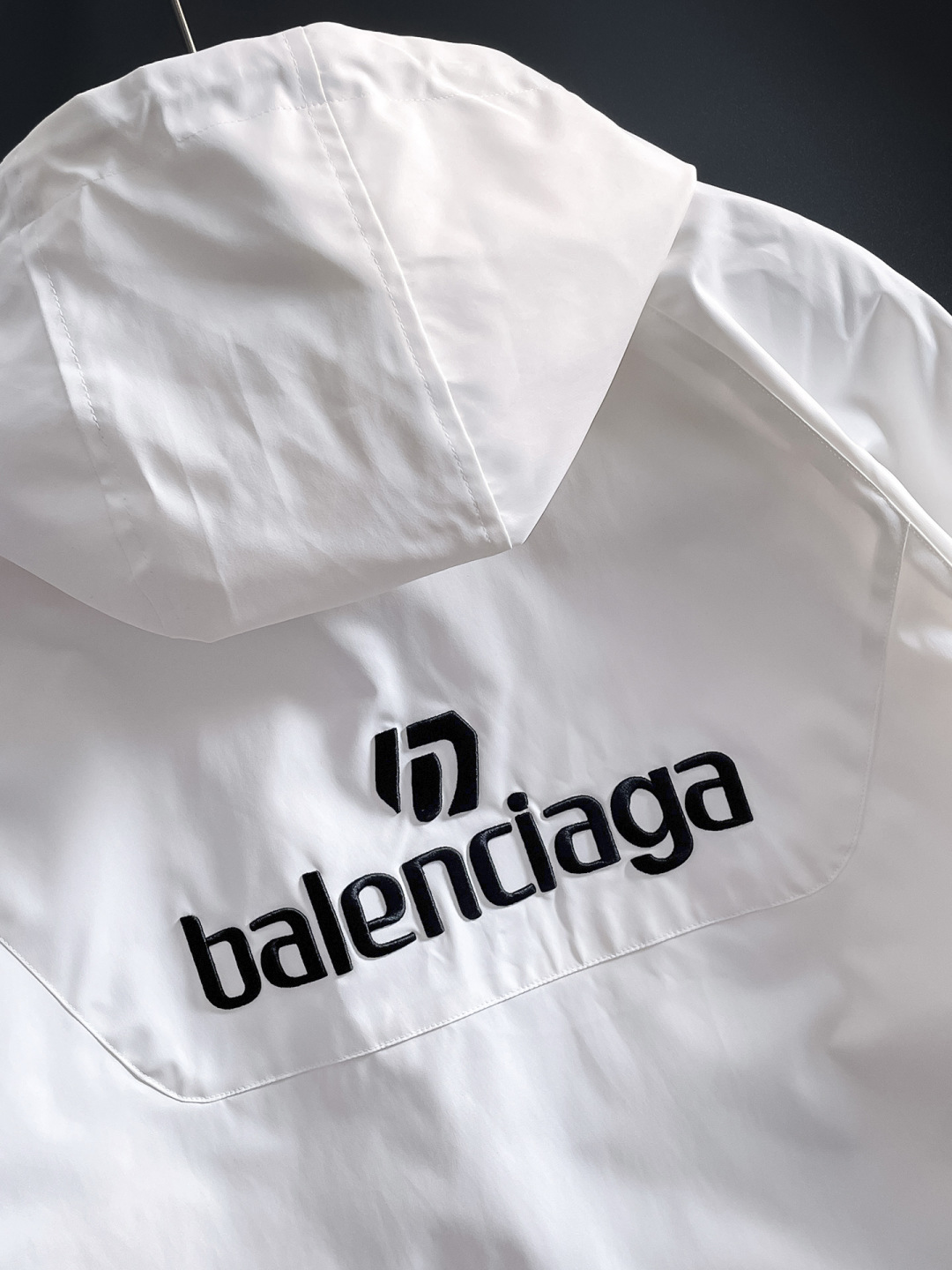 P270 

🌸🌸🌸🌸巴黎世家Balenciaga  顶级原单 ❗高端面料手感柔软舒适，色泽高端（区别市场硬手感） ❗
 秋冬新款男装休闲夹克外套❗经典的标识进行别具一格的创新演绎，契合了当季最新的设计理念，辨识度颇为鲜明，简约卡其色设计，年轻活力，风格配色可根据实际场景进行自由穿搭，满足于常规正统且包容所有场合的的着装需求，出挑的印花面更适用于出街造型，辨识度鲜明，尽显都市活力色彩，且塑造性和实穿性极高！

以面料和工艺为主导的款，公司订制面料，具备防风特性，舒适性与透气性兼备，上身轻便且无负担感，整体细节品质感超强❗

细节之处尽显匠心工艺，辅料皆为定做，电镀金属拉链及按扣颇为出彩，非常贵奢且高级，做工极为严谨考究，剪裁一流，上身型款十足，轻松驾驭各种身型，穿搭符合过渡季的需求！
颜色：图片色 
尺码：M，L，xL，xxL，xxxL