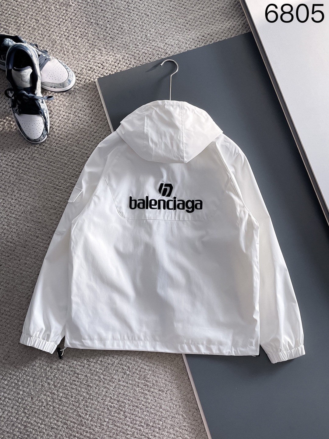 P270 

🌸🌸🌸🌸巴黎世家Balenciaga  顶级原单 ❗高端面料手感柔软舒适，色泽高端（区别市场硬手感） ❗
 秋冬新款男装休闲夹克外套❗经典的标识进行别具一格的创新演绎，契合了当季最新的设计理念，辨识度颇为鲜明，简约卡其色设计，年轻活力，风格配色可根据实际场景进行自由穿搭，满足于常规正统且包容所有场合的的着装需求，出挑的印花面更适用于出街造型，辨识度鲜明，尽显都市活力色彩，且塑造性和实穿性极高！

以面料和工艺为主导的款，公司订制面料，具备防风特性，舒适性与透气性兼备，上身轻便且无负担感，整体细节品质感超强❗

细节之处尽显匠心工艺，辅料皆为定做，电镀金属拉链及按扣颇为出彩，非常贵奢且高级，做工极为严谨考究，剪裁一流，上身型款十足，轻松驾驭各种身型，穿搭符合过渡季的需求！
颜色：图片色 
尺码：M，L，xL，xxL，xxxL
