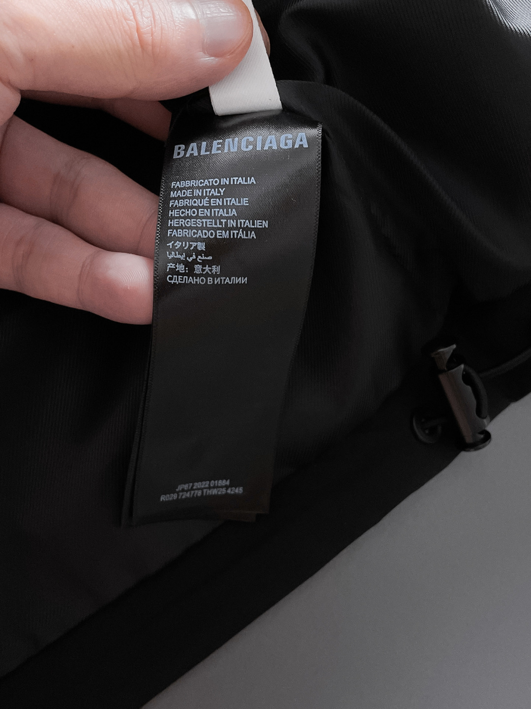 P270 

🌸🌸🌸🌸巴黎世家Balenciaga  顶级原单 ❗高端面料手感柔软舒适，色泽高端（区别市场硬手感） ❗
 秋冬新款男装休闲夹克外套❗经典的标识进行别具一格的创新演绎，契合了当季最新的设计理念，辨识度颇为鲜明，简约卡其色设计，年轻活力，风格配色可根据实际场景进行自由穿搭，满足于常规正统且包容所有场合的的着装需求，出挑的印花面更适用于出街造型，辨识度鲜明，尽显都市活力色彩，且塑造性和实穿性极高！

以面料和工艺为主导的款，公司订制面料，具备防风特性，舒适性与透气性兼备，上身轻便且无负担感，整体细节品质感超强❗

细节之处尽显匠心工艺，辅料皆为定做，电镀金属拉链及按扣颇为出彩，非常贵奢且高级，做工极为严谨考究，剪裁一流，上身型款十足，轻松驾驭各种身型，穿搭符合过渡季的需求！
颜色：图片色 
尺码：M，L，xL，xxL，xxxL