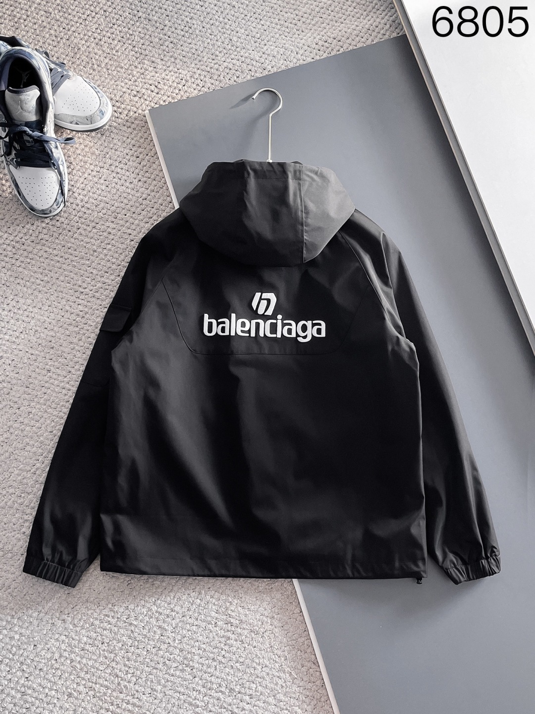 P270 

🌸🌸🌸🌸巴黎世家Balenciaga  顶级原单 ❗高端面料手感柔软舒适，色泽高端（区别市场硬手感） ❗
 秋冬新款男装休闲夹克外套❗经典的标识进行别具一格的创新演绎，契合了当季最新的设计理念，辨识度颇为鲜明，简约卡其色设计，年轻活力，风格配色可根据实际场景进行自由穿搭，满足于常规正统且包容所有场合的的着装需求，出挑的印花面更适用于出街造型，辨识度鲜明，尽显都市活力色彩，且塑造性和实穿性极高！

以面料和工艺为主导的款，公司订制面料，具备防风特性，舒适性与透气性兼备，上身轻便且无负担感，整体细节品质感超强❗

细节之处尽显匠心工艺，辅料皆为定做，电镀金属拉链及按扣颇为出彩，非常贵奢且高级，做工极为严谨考究，剪裁一流，上身型款十足，轻松驾驭各种身型，穿搭符合过渡季的需求！
颜色：图片色 
尺码：M，L，xL，xxL，xxxL