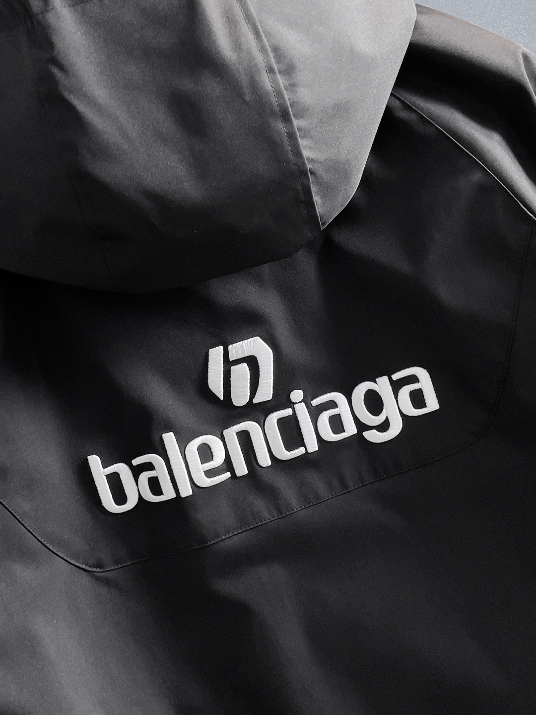 P270 

🌸🌸🌸🌸巴黎世家Balenciaga  顶级原单 ❗高端面料手感柔软舒适，色泽高端（区别市场硬手感） ❗
 秋冬新款男装休闲夹克外套❗经典的标识进行别具一格的创新演绎，契合了当季最新的设计理念，辨识度颇为鲜明，简约卡其色设计，年轻活力，风格配色可根据实际场景进行自由穿搭，满足于常规正统且包容所有场合的的着装需求，出挑的印花面更适用于出街造型，辨识度鲜明，尽显都市活力色彩，且塑造性和实穿性极高！

以面料和工艺为主导的款，公司订制面料，具备防风特性，舒适性与透气性兼备，上身轻便且无负担感，整体细节品质感超强❗

细节之处尽显匠心工艺，辅料皆为定做，电镀金属拉链及按扣颇为出彩，非常贵奢且高级，做工极为严谨考究，剪裁一流，上身型款十足，轻松驾驭各种身型，穿搭符合过渡季的需求！
颜色：图片色 
尺码：M，L，xL，xxL，xxxL