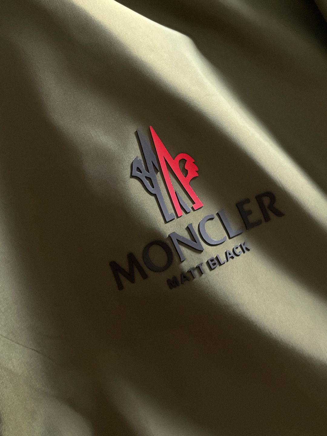 P270
🌸🌸🌸🌸蒙口Moncler 顶级原单 ❗高端面料手感柔软舒适,色泽高端(区别市场硬手感) ❗
秋冬新款男装休闲夹克外套❗经典的标识进行别具一格的创新演绎,契合了当季最新的设计理念,辨识度颇为鲜明,简约卡其色设计,年轻活力,风格配色可根据实际场景进行自由穿搭,满足于常规正统且包容所有场合的的着装需求,出挑的印花面更适用于出街造型,辨识度鲜明,尽显都市活力色彩,且塑造性和实穿性极高!
以面料和工艺为主导的款,公司订制面料,具备防风特性,舒适性与透气性兼备,上身轻便且无负担感,整体细节品质感超强❗
细节之处尽显匠心工艺,辅料皆为定做,电镀金属拉链及按扣颇为出彩,非常贵奢且高级,做工极为严谨考究,剪裁一流,上身型款十足,轻松驾驭各种身型,穿搭符合过渡季的需求!
颜色:图片色
尺码:M,L,xL,xxL,xxxL