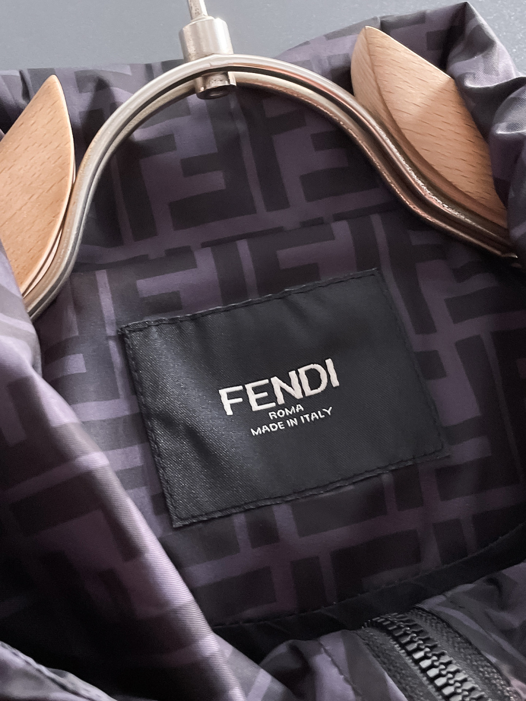 P270
🌸🌸🌸🌸芬迪Fendi 顶级原单 ❗高端面料手感柔软舒适,色泽高端(区别市场硬手感) ❗
秋冬新款男装休闲夹克外套❗经典的标识进行别具一格的创新演绎,契合了当季最新的设计理念,辨识度颇为鲜明,简约卡其色设计,年轻活力,风格配色可根据实际场景进行自由穿搭,满足于常规正统且包容所有场合的的着装需求,出挑的印花面更适用于出街造型,辨识度鲜明,尽显都市活力色彩,且塑造性和实穿性极高!
以面料和工艺为主导的款,公司订制面料,具备防风特性,舒适性与透气性兼备,上身轻便且无负担感,整体细节品质感超强❗
细节之处尽显匠心工艺,辅料皆为定做,电镀金属拉链及按扣颇为出彩,非常贵奢且高级,做工极为严谨考究,剪裁一流,上身型款十足,轻松驾驭各种身型,穿搭符合过渡季的需求!
颜色:图片色
尺码:M,L,xL,xxL,xxxL