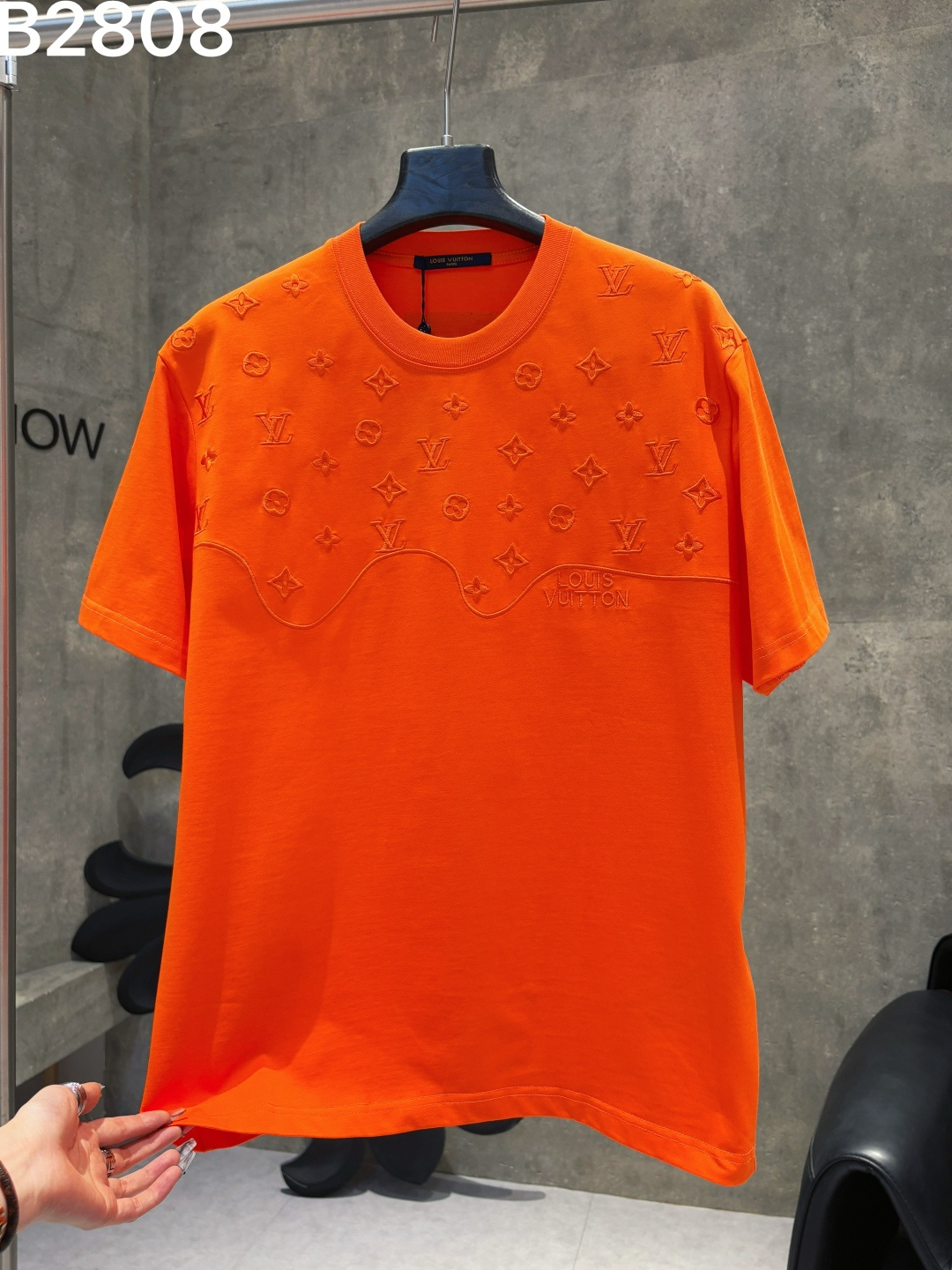 P85 LV 26ss Nueva camiseta de manga corta con logo bordado, técnica pesada. Tejido: algodón peinado de doble hilo de 27…
