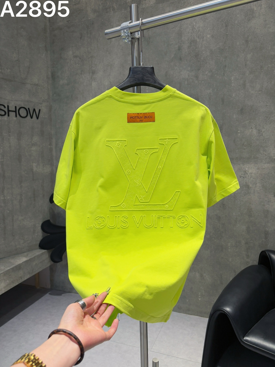 P90 LV 26ss Nueva camiseta de manga corta con logo bordado, técnica pesada. Tejido: algodón peinado de doble hilo de 27…