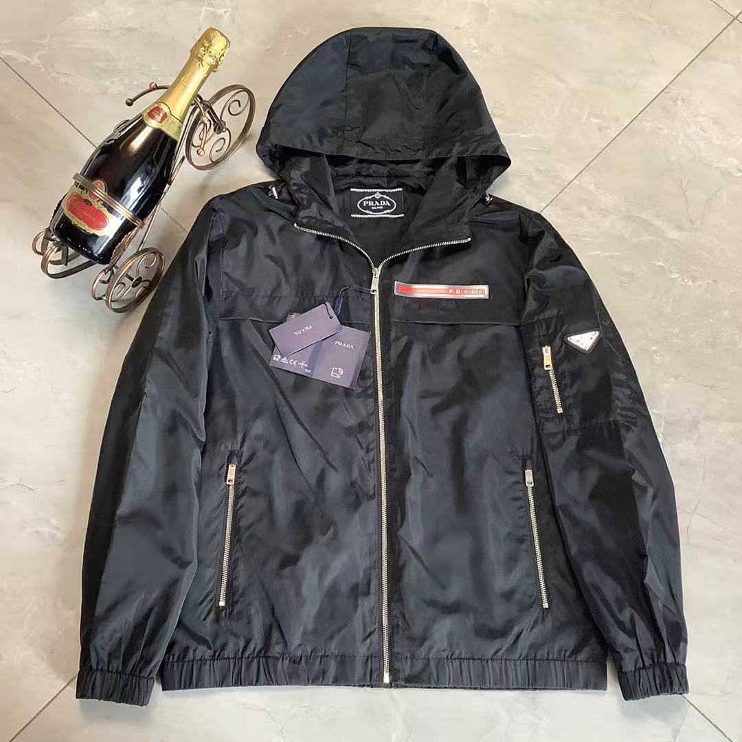 NO:509754,PARDA/Prada NFC 25 spring and summer new red label men's hooded jacket windbreaker jacket that can be posted!  !  High-end customization, polyester fiber blend fabric, delicate texture, soft texture, not easy to wrinkle, low-key and simple, excellent upper body effect, exquisite brand pressed red label logo element logo on the chest and classic large bag with oblique insertion. The style is loose, three-dimensional cut, not picky for people, and everyone can wear it. The upper body looks slim and versatile, not picky for people, suitable for all occasions!  !  【Color】Black White Royal Blue【Code Number】M L XL 2XL 3XL,,prada,jackets & coats,jackets & coats,hats,alexander wang19860909PARDA/普拉达 可以贴贴的NFC 25春夏新款红标男士连帽夹克风衣外套！！ 高端定制,聚酯纤维混纺面料,质感光泽细腻,不易褶皱的里料,低调简约,上身效果非常出色,胸前精致的品牌压胶红标Logo元素标以及斜插经典大兜 版型宽松,立体裁剪,不挑人,人人都可以穿的版型,上身显瘦又百搭,不挑人,适合各种场合穿搭！！【颜色】黑色 白色 宝蓝色【码数】M L XL 2XL 3XL,,prada,jackets & coats,jackets & coats,hats,alexander wang,Men's clothing