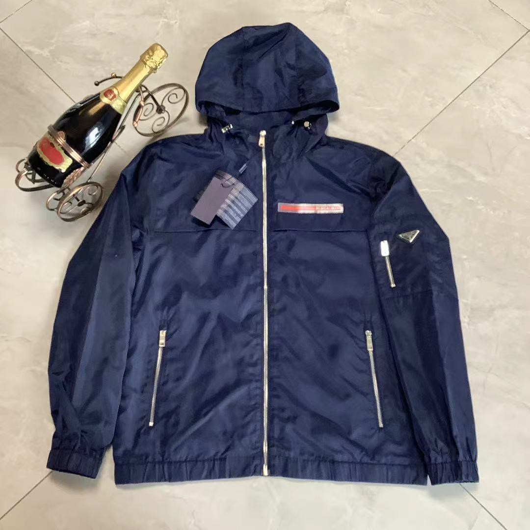 NO:509780,PARDA/Prada NFC 25 spring and summer new red label men's hooded jacket windbreaker jacket that can be posted!  !  High-end customization, polyester fiber blend fabric, delicate texture, soft texture, not easy to wrinkle, low-key and simple, excellent upper body effect, exquisite brand pressed red label logo element logo on the chest and classic large bag with oblique insertion. The style is loose, three-dimensional cut, not picky for people, and everyone can wear it. The upper body looks slim and versatile, not picky for people, suitable for all occasions!  !  【Color】Black White Royal Blue【Code Number】M L XL 2XL 3XL,,prada,jackets & coats,jackets & coats,hats,alexander wang19860909PARDA/普拉达 可以贴贴的NFC 25春夏新款红标男士连帽夹克风衣外套！！ 高端定制,聚酯纤维混纺面料,质感光泽细腻,不易褶皱的里料,低调简约,上身效果非常出色,胸前精致的品牌压胶红标Logo元素标以及斜插经典大兜 版型宽松,立体裁剪,不挑人,人人都可以穿的版型,上身显瘦又百搭,不挑人,适合各种场合穿搭！！【颜色】黑色 白色 宝蓝色【码数】M L XL 2XL 3XL,,prada,jackets & coats,jackets & coats,hats,alexander wang,Men's clothing