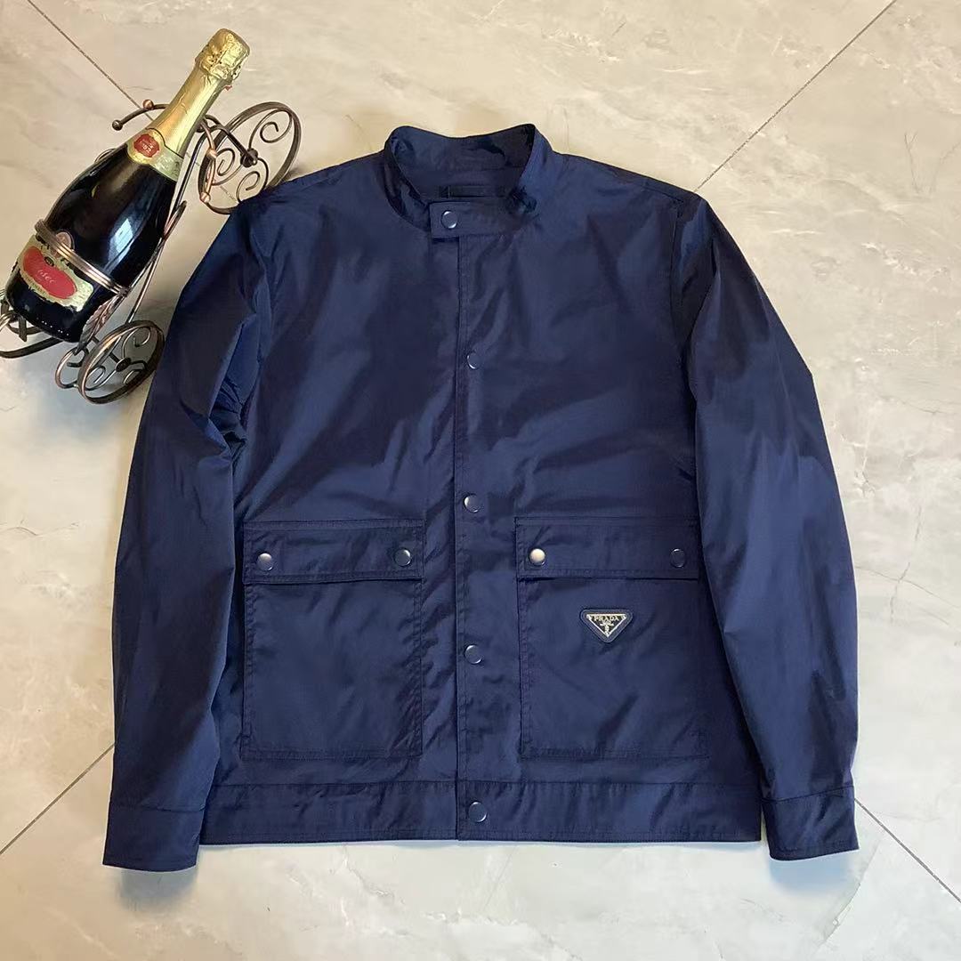 230 PRADA ¡La última chaqueta con cuello alto para hombre! Modelo de mostrador de alta gama, la tela es cómoda y suave,…