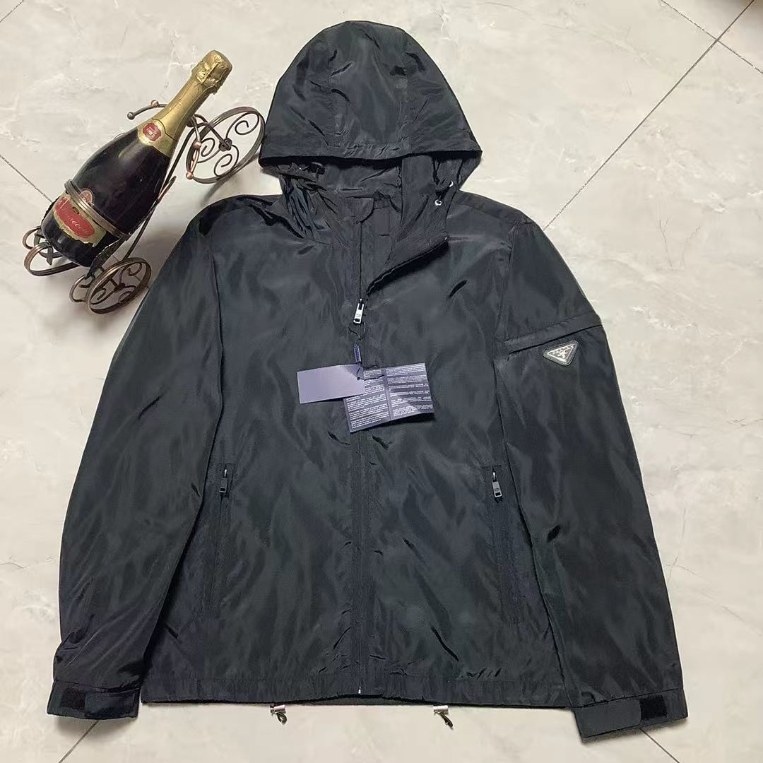 260 PRADA La última chaqueta con capucha para hombre de Prada. Tejido de mostrador de alta gama. La tela es cómoda y su…