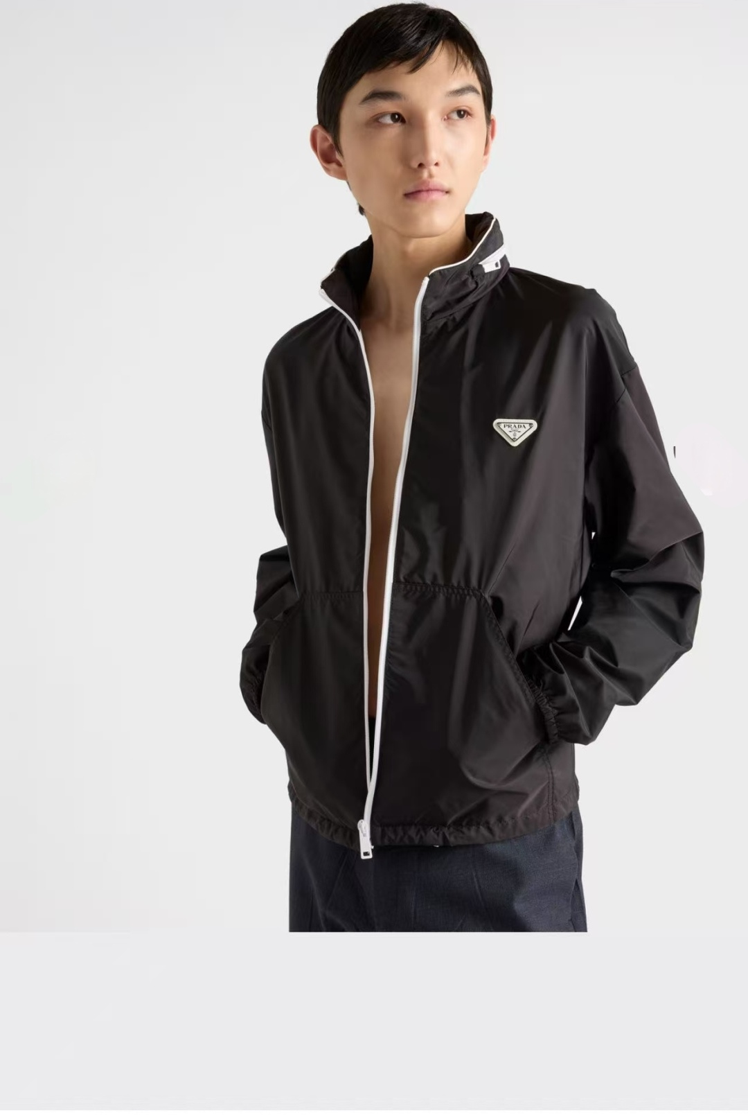260 PRADA La última chaqueta con capucha para hombre de Prada. La capucha se puede ocultar dentro del cuello. Tejidos d…